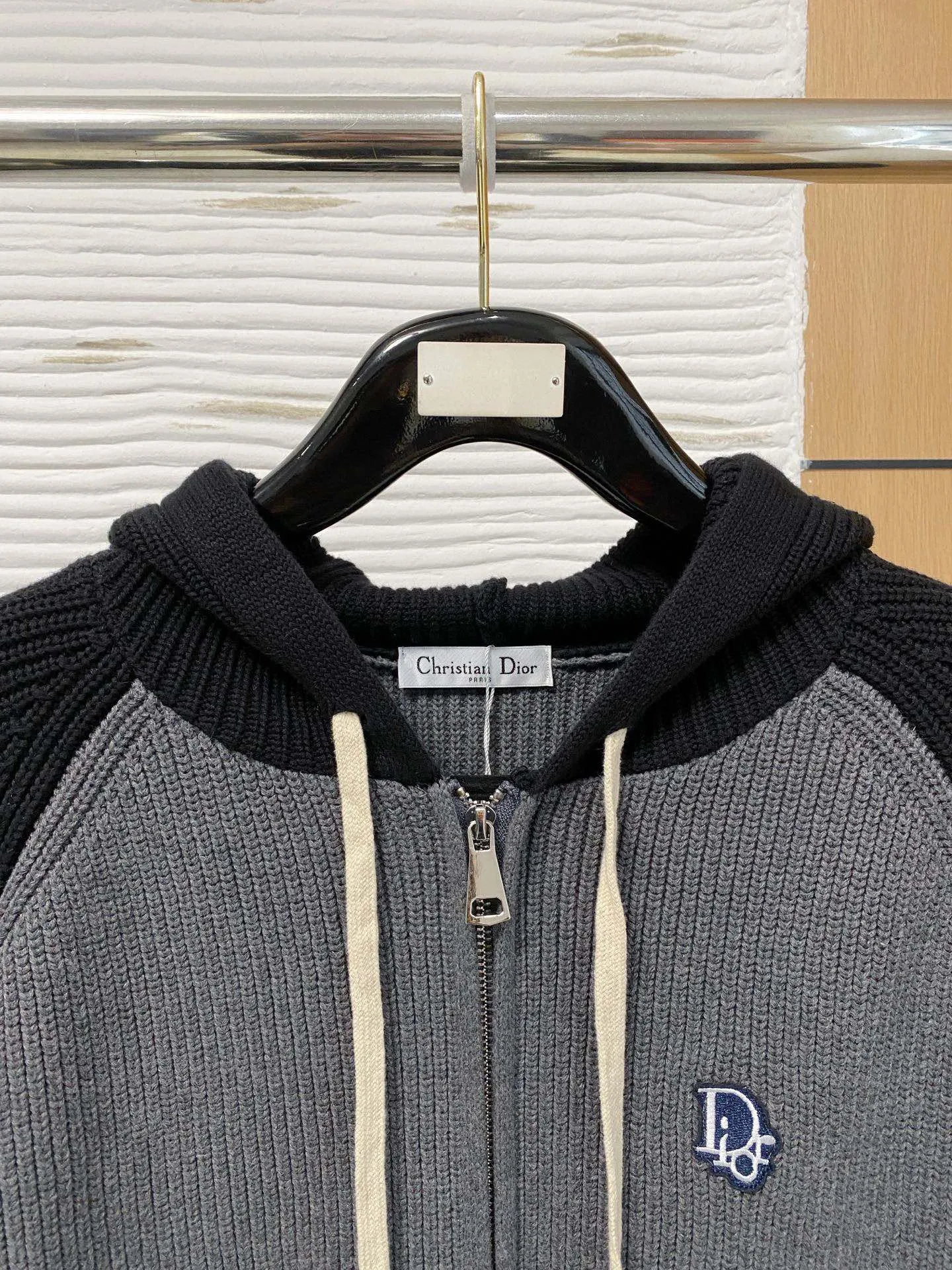 🅿️540 【DIOr】Autumn and winter classic cardigan sweater, in full condition! ! ! Wool blended fabric, the latest model in 2025, golden ratio! ! Slim-fitting soft gold, versatile and practical item, the combination and practicality are extremely powerful, simple and elegant, and classy! To create your own style, it is highly recommended to buy it in two colors. The standard slim fit tailoring process is suitable for both young and old men. It is knitted from wool and will not cause any discomfort! While keeping warm, it is stylish, textured and wearable, and the classic logo with contrasting colors on the chest feels in place! ! Recommended for regular customers! ! Size M-3XL (maximum wear: 190 pounds)