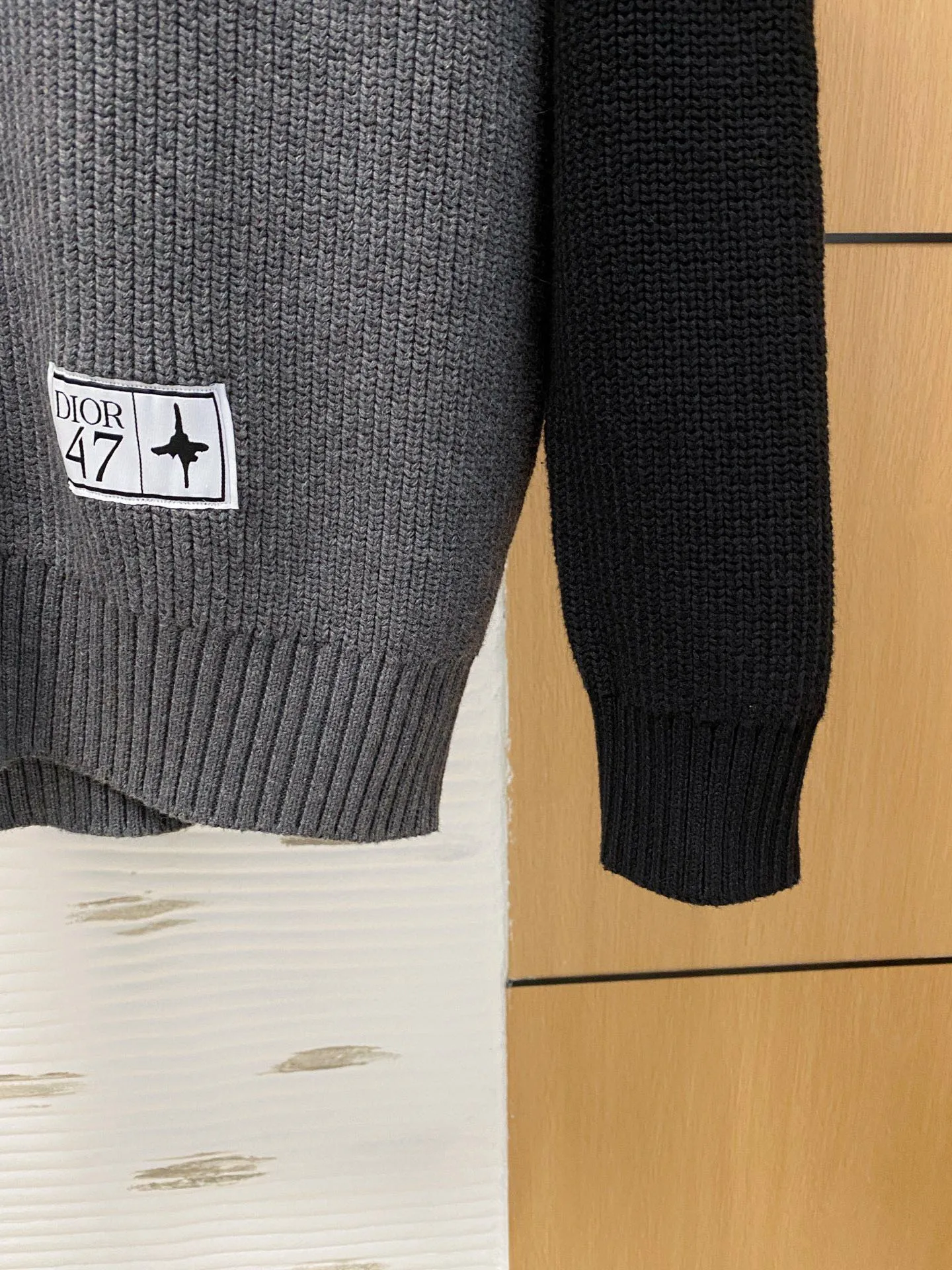 🅿️540 【DIOr】Autumn and winter classic cardigan sweater, in full condition! ! ! Wool blended fabric, the latest model in 2025, golden ratio! ! Slim-fitting soft gold, versatile and practical item, the combination and practicality are extremely powerful, simple and elegant, and classy! To create your own style, it is highly recommended to buy it in two colors. The standard slim fit tailoring process is suitable for both young and old men. It is knitted from wool and will not cause any discomfort! While keeping warm, it is stylish, textured and wearable, and the classic logo with contrasting colors on the chest feels in place! ! Recommended for regular customers! ! Size M-3XL (maximum wear: 190 pounds)