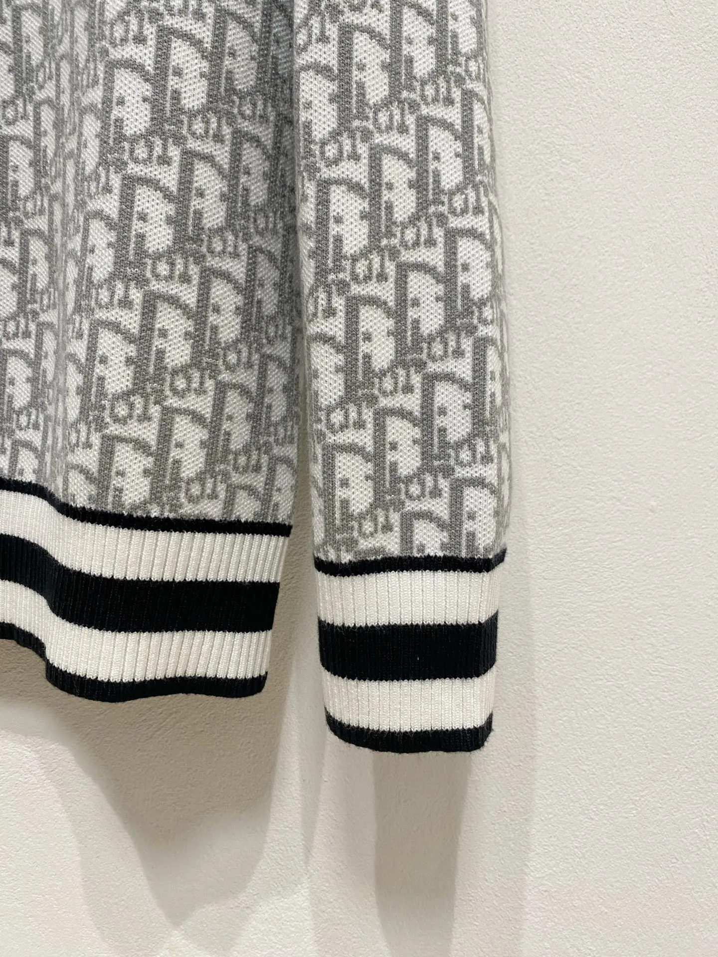 🅿️440 Dior 2025 new wool blended round neck long-sleeved sweater cardigan bottoming sweater, high-end version! The custom-made fabrics at the counter are highly breathable and comfortable, with impeccable details and brand element design concepts, reflecting high quality. It feels delicate and soft! It presents a casual cut and the upper body shape is great! 🐉Code size: M-3XL