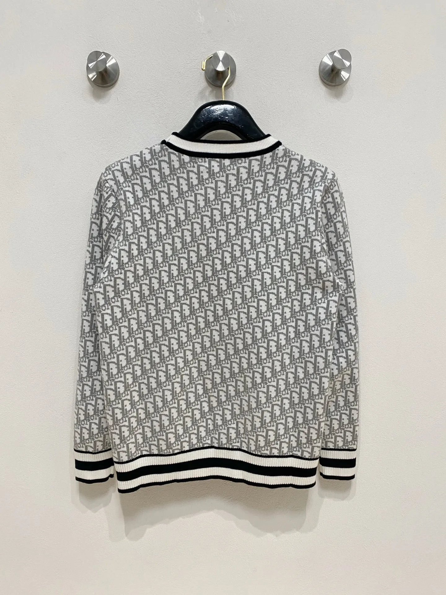 🅿️440 Dior 2025 new wool blended round neck long-sleeved sweater cardigan bottoming sweater, high-end version! The custom-made fabrics at the counter are highly breathable and comfortable, with impeccable details and brand element design concepts, reflecting high quality. It feels delicate and soft! It presents a casual cut and the upper body shape is great! 🐉Code size: M-3XL