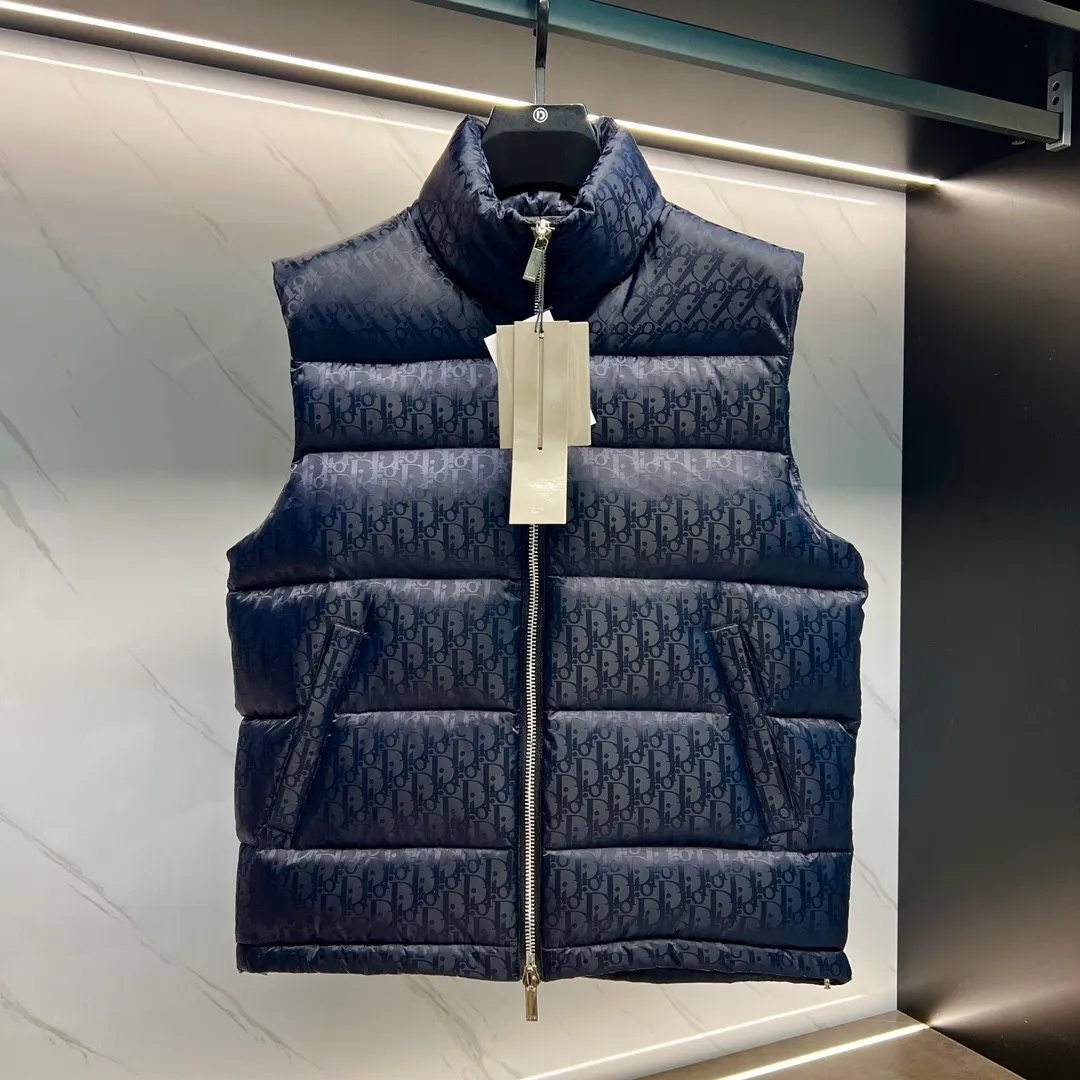 🅿️620 2025 Autumn and Winter New Style🆕Down Jacket Original 1:1 customized hardware accessories are all imported and original customization Welcome to compare at the counter Absolutely high quality Use top-grade 95 white duck down Super soft Filled with fluffy and full feathers Super heavy-duty Fabrics with excellent workmanship👍Perfect version Note⚠The fabric is super comfortable Exclusive model Non-market goods Same size for men and women: M～XXL