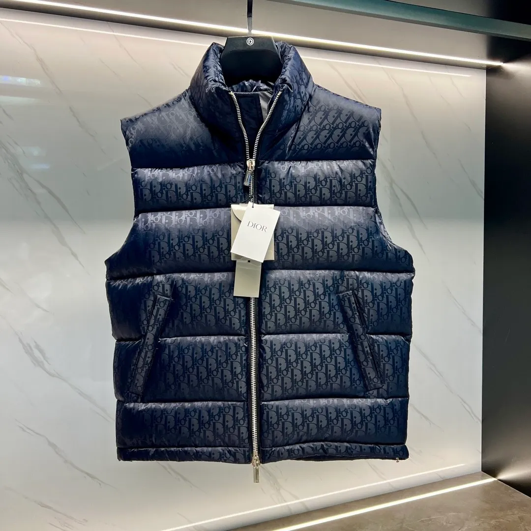🅿️620 2025 Autumn and Winter New Style🆕Down Jacket Original 1:1 customized hardware accessories are all imported and original customization Welcome to compare at the counter Absolutely high quality Use top-grade 95 white duck down Super soft Filled with fluffy and full feathers Super heavy-duty Fabrics with excellent workmanship👍Perfect version Note⚠The fabric is super comfortable Exclusive model Non-market goods Same size for men and women: M～XXL