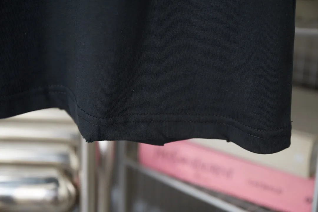 🅿️180 D＊or CD 25SS early spring new style joint series letter logo frayed short sleeves light luxury essential item for daily commuting for men and women correct version welcome to compare detailed features · 320g 100% pure cotton double yarn jersey fabric · same cylinder custom dyeing special thickening 32 double-ply 1X1 thread · artificial hand printing screen printing letter logo pattern · Collar, cuffs, hem edging process · Double-needle stitching across seams · Original main mark, washed tag, branded moisture-proof paper packaging Color: White/Black/Gray Size: S/M/L/XL
