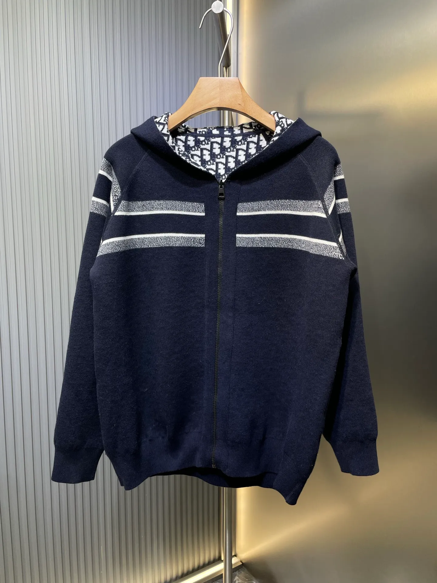 🅿️620 dior🌟【Top Replica】New autumn and winter new double-sided knitted sweater jacket hoodie made of ❗️98% cashmere➕2% nylon, double-sided knitted sweater, made of technical cashmere blend knitting, one side is navy blue and the other side is decorated with the iconic oblique print, the back stripe pattern is embellished with the "cistian" logo, fashionable and versatile size: s m l xl