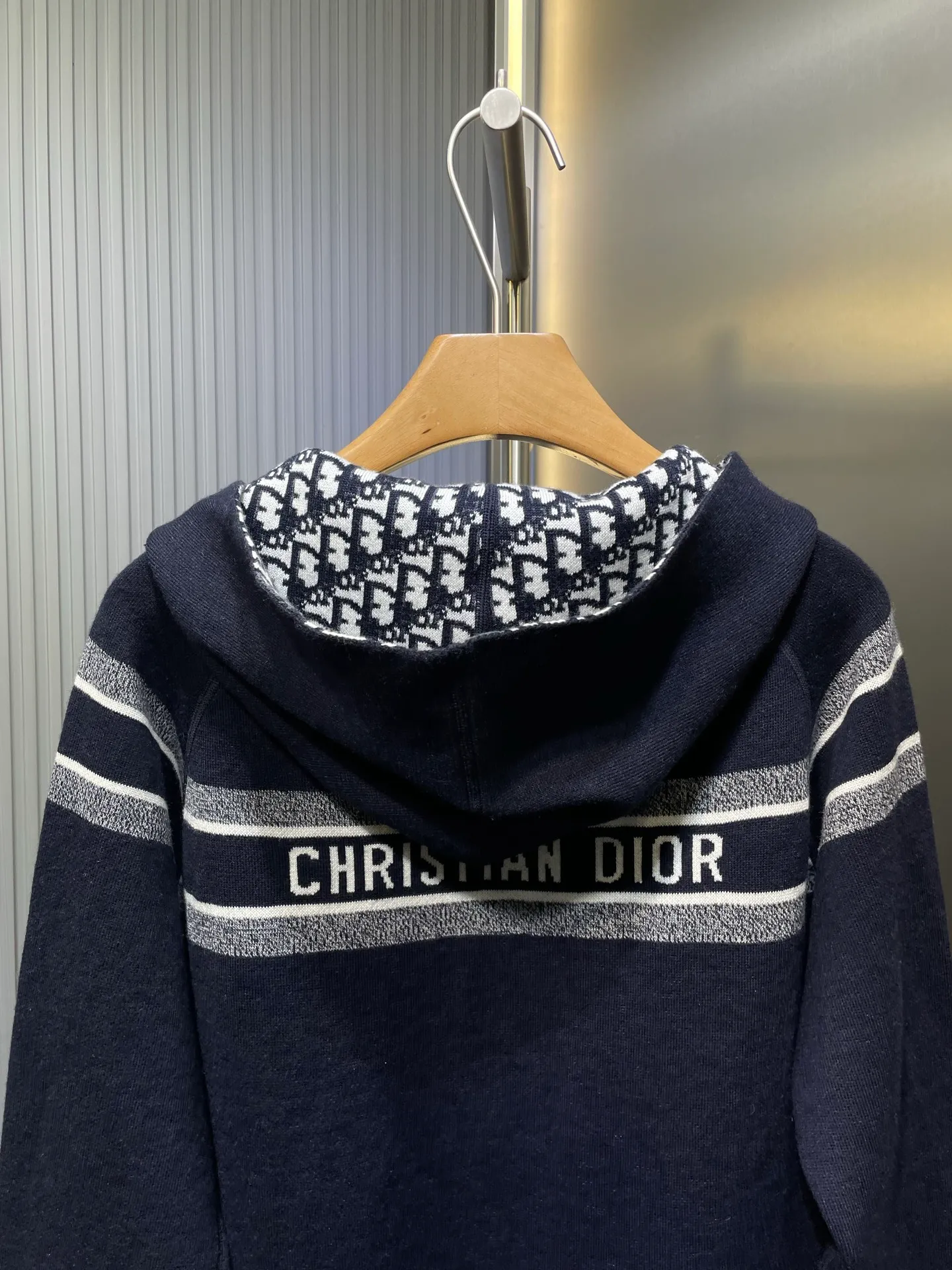 🅿️620 dior🌟【Top Replica】New autumn and winter new double-sided knitted sweater jacket hoodie made of ❗️98% cashmere➕2% nylon, double-sided knitted sweater, made of technical cashmere blend knitting, one side is navy blue and the other side is decorated with the iconic oblique print, the back stripe pattern is embellished with the "cistian" logo, fashionable and versatile size: s m l xl