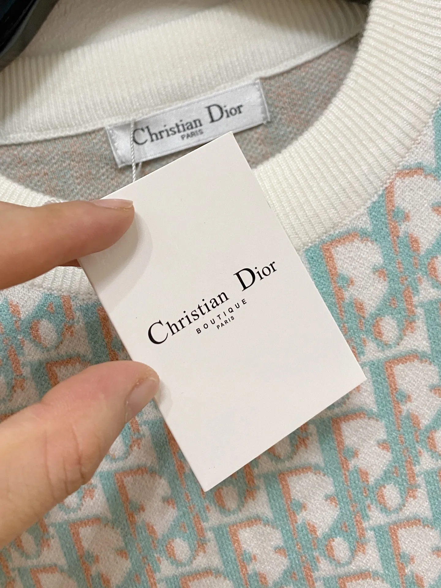 🅿️440 Dior 2025 new wool blended round neck long-sleeved sweater cardigan bottoming sweater, high-end version! The custom-made fabrics at the counter are highly breathable and comfortable, with impeccable details and brand element design concepts, reflecting high quality. It feels delicate and soft! It presents a casual cut and the upper body shape is great! 🐉Code size: M-3XL