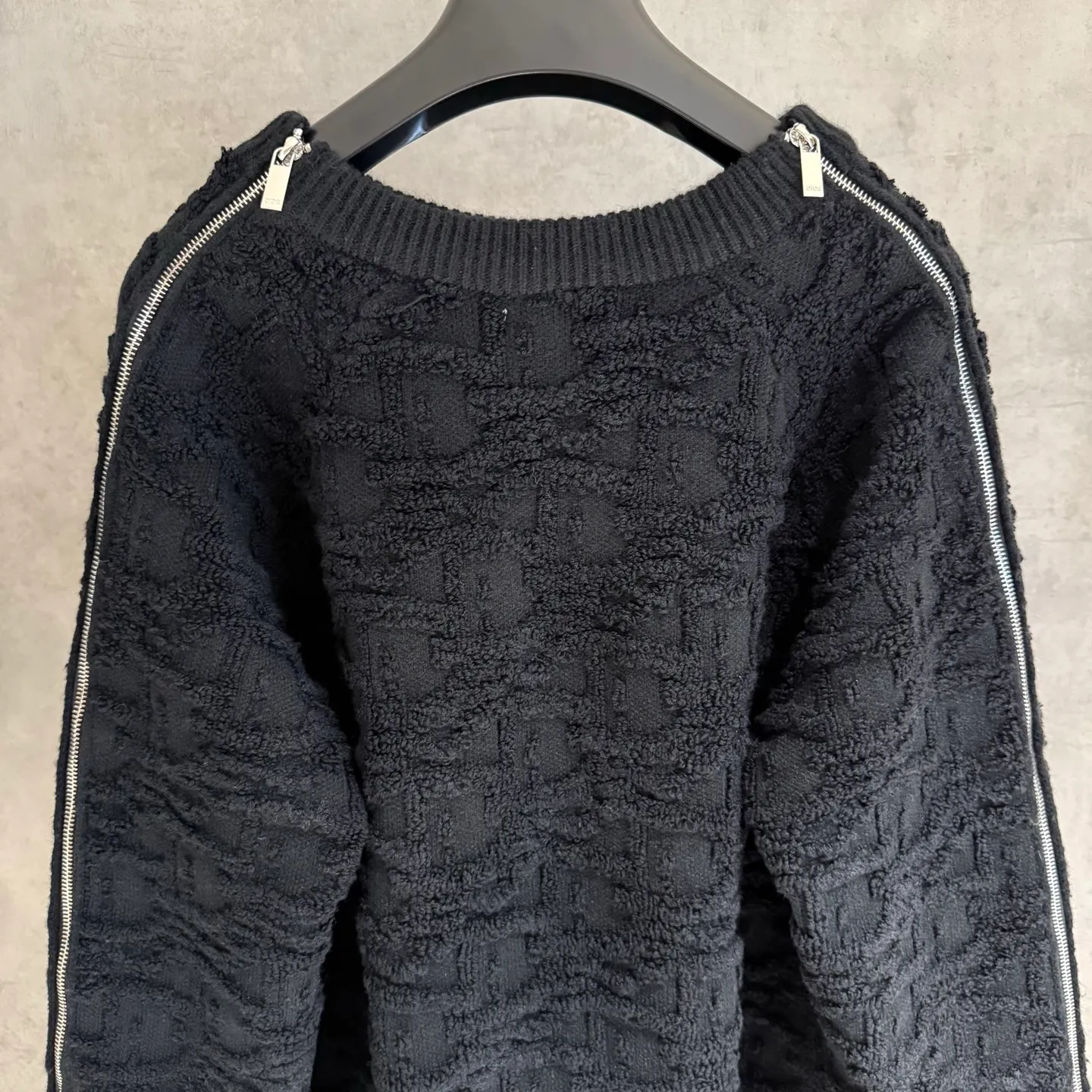 🅿️580 [Strict quality control] Dio* Dior wool blend round neck long-sleeved sweater. This sweater is new for autumn 2025 and displays the iconic Dior twill pattern. It is made of cotton-wool blend jacquard fabric and is printed with the Dior twill pattern in contrasting yarns. Wear it with a pair of tailored trousers in a coordinating tone for an elegant look, or pair it with a pair of jeans for a more casual look. Color: black/white/black gray/blue and white 4 colors Size: M-2XL Same style for men and women