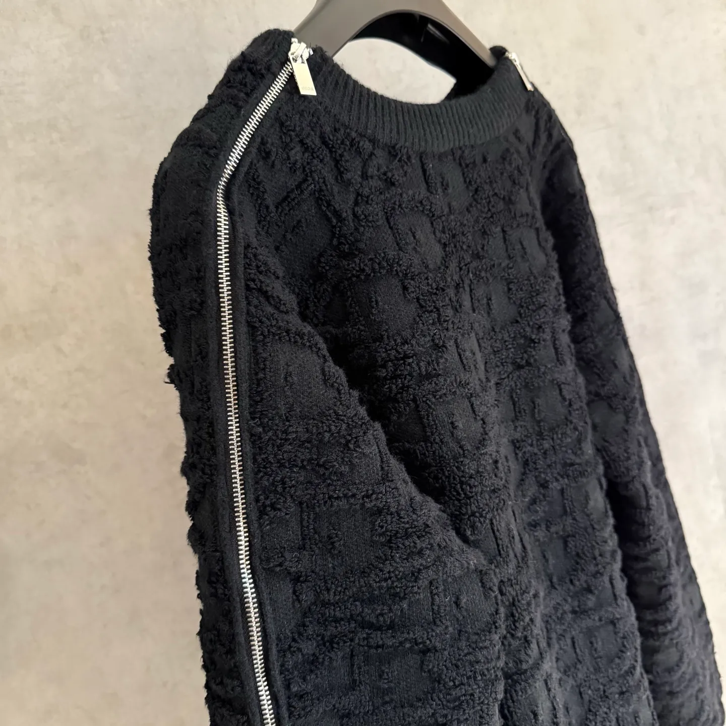 🅿️580 [Strict quality control] Dio* Dior wool blend round neck long-sleeved sweater. This sweater is new for autumn 2025 and displays the iconic Dior twill pattern. It is made of cotton-wool blend jacquard fabric and is printed with the Dior twill pattern in contrasting yarns. Wear it with a pair of tailored trousers in a coordinating tone for an elegant look, or pair it with a pair of jeans for a more casual look. Color: black/white/black gray/blue and white 4 colors Size: M-2XL Same style for men and women