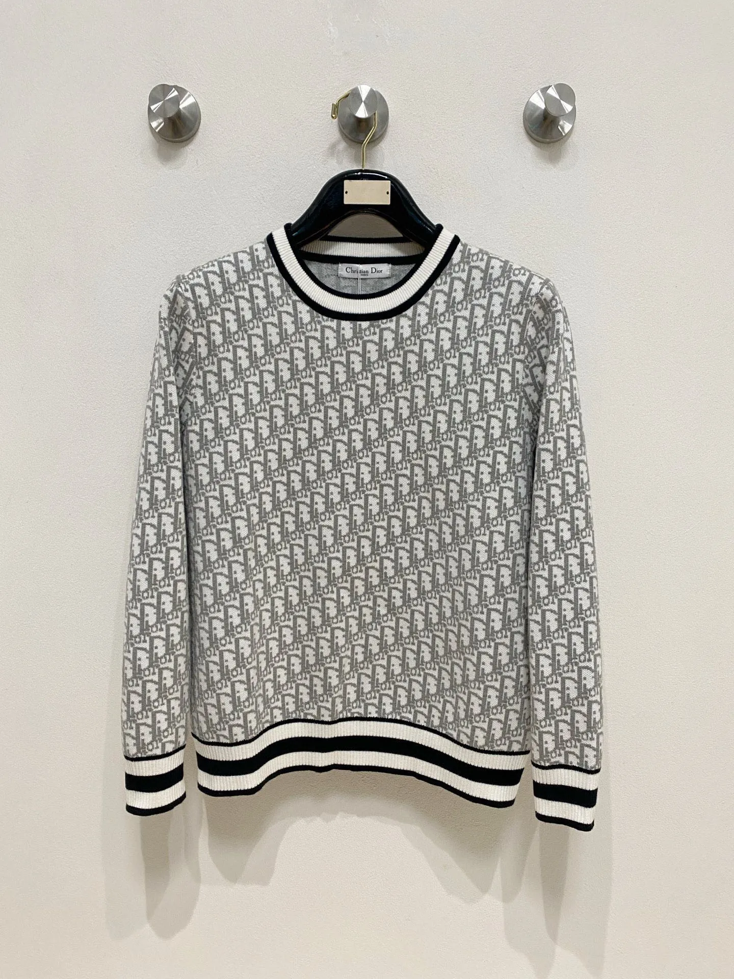 🅿️440 【DIOR】Autumn and winter classic lapel sweater, in full condition! ! ! Wool blended fabric, the latest model in 2025, golden ratio! ! Slim-fitting soft gold, versatile and practical item, the combination and practicality are extremely powerful, simple and elegant, and classy! To create your own style, it is highly recommended to buy it in two colors. The standard slim fit tailoring process is suitable for both young and old men. It is knitted from wool and will not cause any discomfort! While keeping warm, it is stylish, textured and wearable, and the classic logo with contrasting colors on the chest feels in place! ! Recommended for regular customers! ! Size M-3XL (maximum wear: 190 pounds)