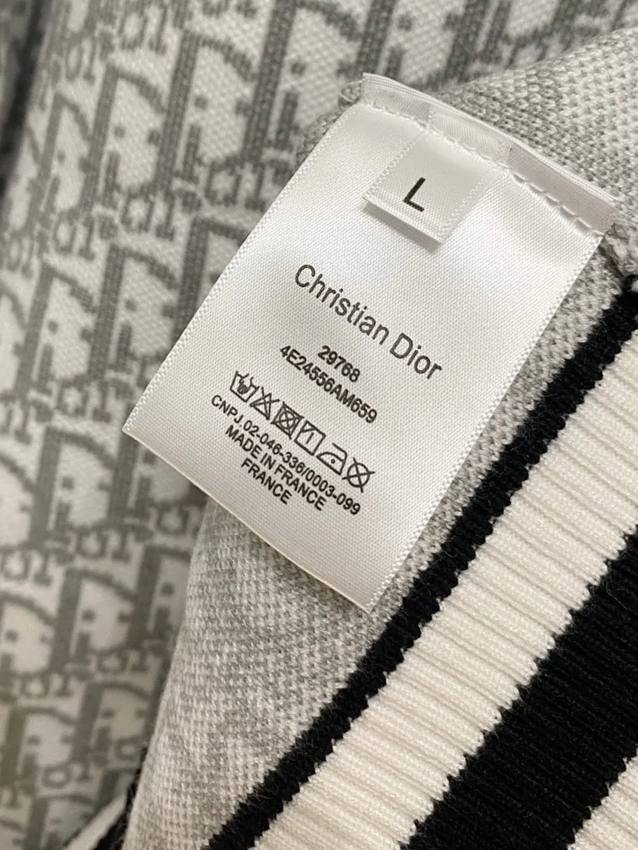 🅿️440 【DIOR】Autumn and winter classic lapel sweater, in full condition! ! ! Wool blended fabric, the latest model in 2025, golden ratio! ! Slim-fitting soft gold, versatile and practical item, the combination and practicality are extremely powerful, simple and elegant, and classy! To create your own style, it is highly recommended to buy it in two colors. The standard slim fit tailoring process is suitable for both young and old men. It is knitted from wool and will not cause any discomfort! While keeping warm, it is stylish, textured and wearable, and the classic logo with contrasting colors on the chest feels in place! ! Recommended for regular customers! ! Size M-3XL (maximum wear: 190 pounds)