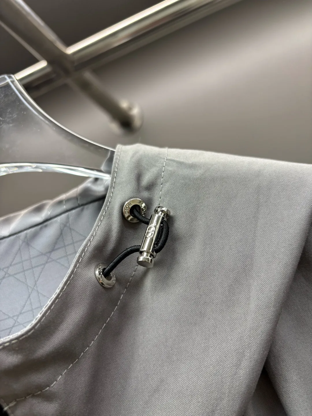 🅿️800 DIOR Dior letter embroidered reversible jacket. It has a three-dimensional and slim tailoring design. The upper body is simple and versatile, capable and stylish. It can be easily used for both business and leisure, creating a mature and stable new trend. The short slim fit has an outstanding upper body effect, and the overall shape configuration is just right. It can be slim without being too tight, and it is very natural without being too dry. It is a jacket that can be easily worn by men and women! Size: M-XXXL