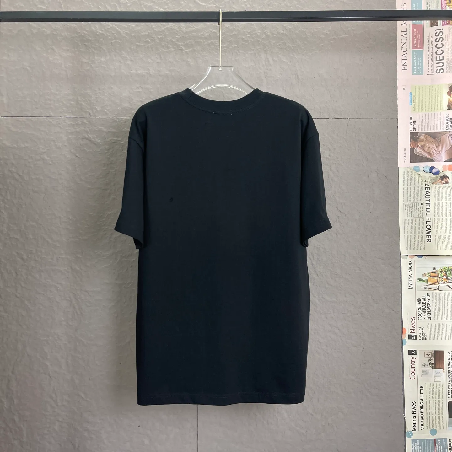 🅿️180 /A58 DIOR Dior Fabric upgrade 300 high gram weight High-end three-dimensional embroidery technology Exclusive new original order Same style for men and women Casual loose-fitting short sleeves High-end customization High version Fashionable and versatile imported fabrics Super soft and delicate feel Skin-friendly and comfortable to wear High-end boutique High-temperature washing process to ensure no deformation or shrinkage, summer wear, a comfortable and beautiful value! A must-have item for beauty and aging! The surface is ultra-fine and smooth, uniform, delicate and soft. It is comfortable to wear and can easily create a cool summer feel. It is easy to handle on the upper body and becomes the focus of the street in minutes. Size: S-XL Color: black and white
