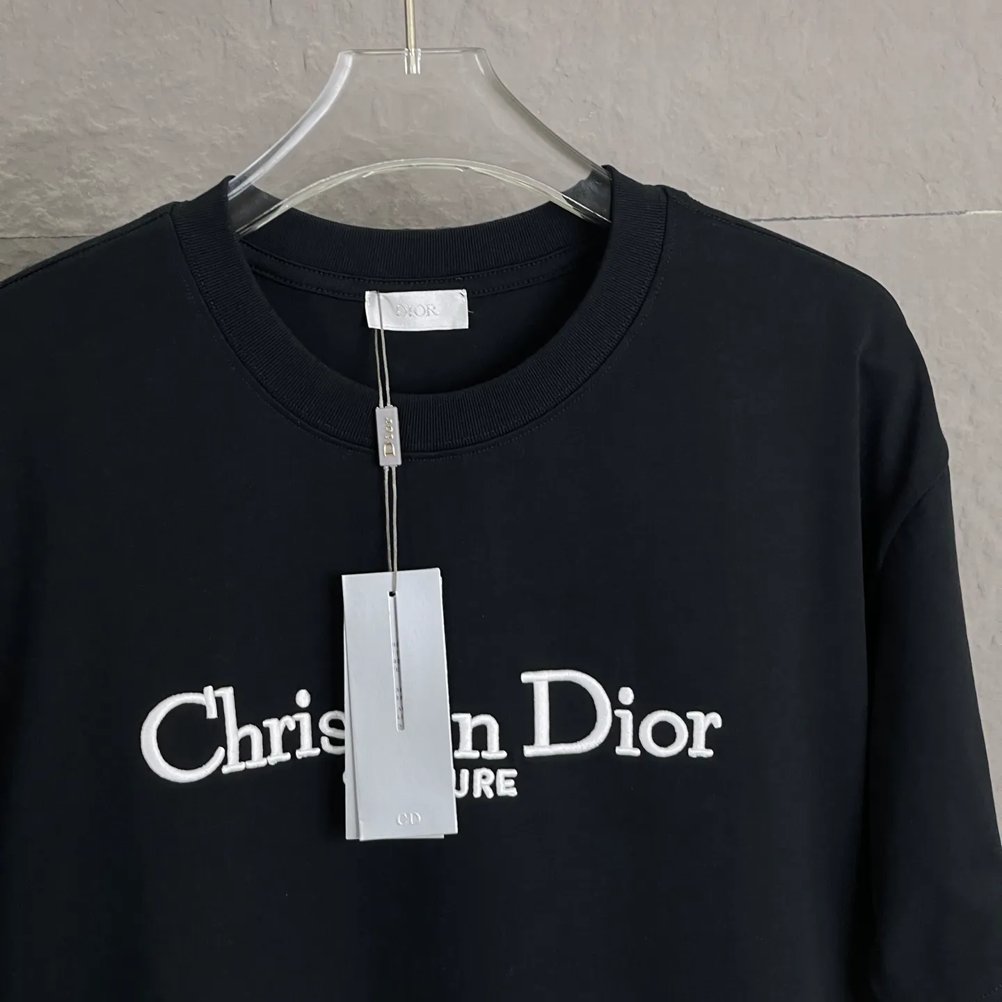 🅿️180 /A58 DIOR Dior Fabric upgrade 300 high gram weight High-end three-dimensional embroidery technology Exclusive new original order Same style for men and women Casual loose-fitting short sleeves High-end customization High version Fashionable and versatile imported fabrics Super soft and delicate feel Skin-friendly and comfortable to wear High-end boutique High-temperature washing process to ensure no deformation or shrinkage, summer wear, a comfortable and beautiful value! A must-have item for beauty and aging! The surface is ultra-fine and smooth, uniform, delicate and soft. It is comfortable to wear and can easily create a cool summer feel. It is easy to handle on the upper body and becomes the focus of the street in minutes. Size: S-XL Color: black and white