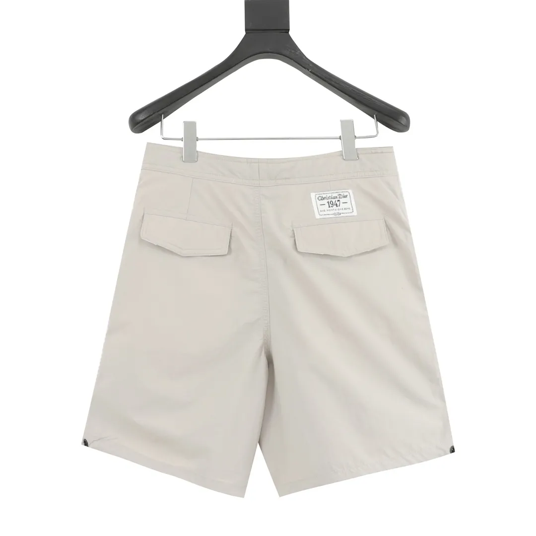 🅿️330 Dior/Dior 1947 series plaid lock shorts. The latest plaid pattern shorts for summer. Original purchase and development. The fabric is made of 60-count plaid cloth. The exclusive color and fabric need to be customized and dyed. The waist has a unique lock button. The hardware logo needs to be fully customized. The fabric is refreshing and the upper body is loose and versatile! size：S-XL