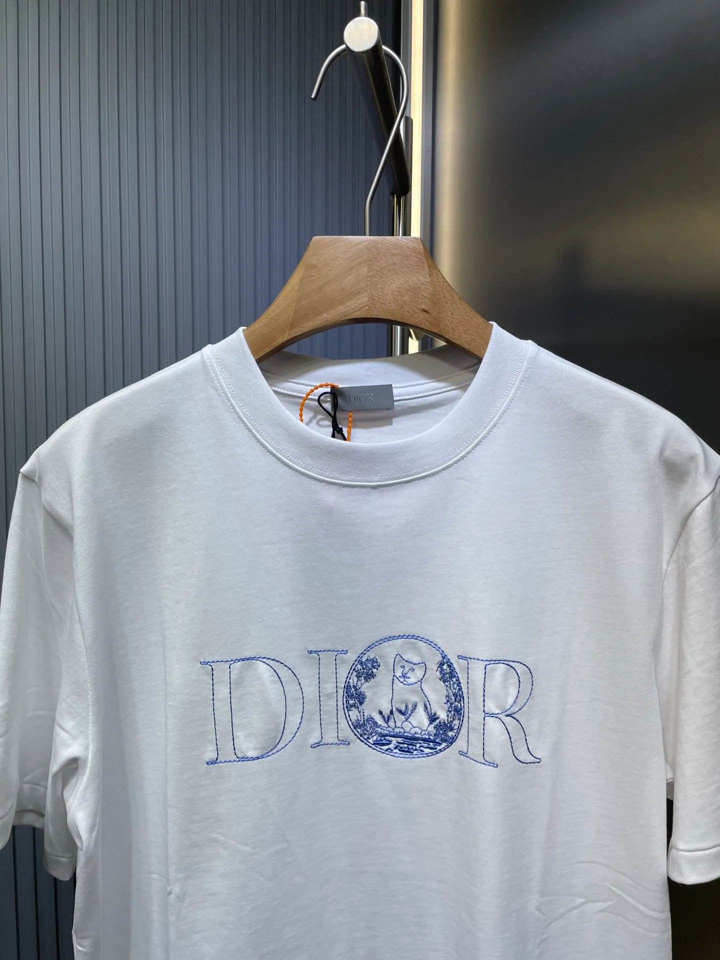 🅿️250 DIOR Dior badge letter embroidery🪡 Logo is exquisitely upgraded, the same as the official short-sleeved T-shirt. It feels very comfortable. It is in sync with the spring and summer brick cabinets. It is fashionable and individual. Super versatile and good-looking. It is very suitable for both men and women. It is a must-have for everyone. Hang tag. Collar label. Washed wheat. Complete with three standards. Color: White Blue Size: SMLXL
