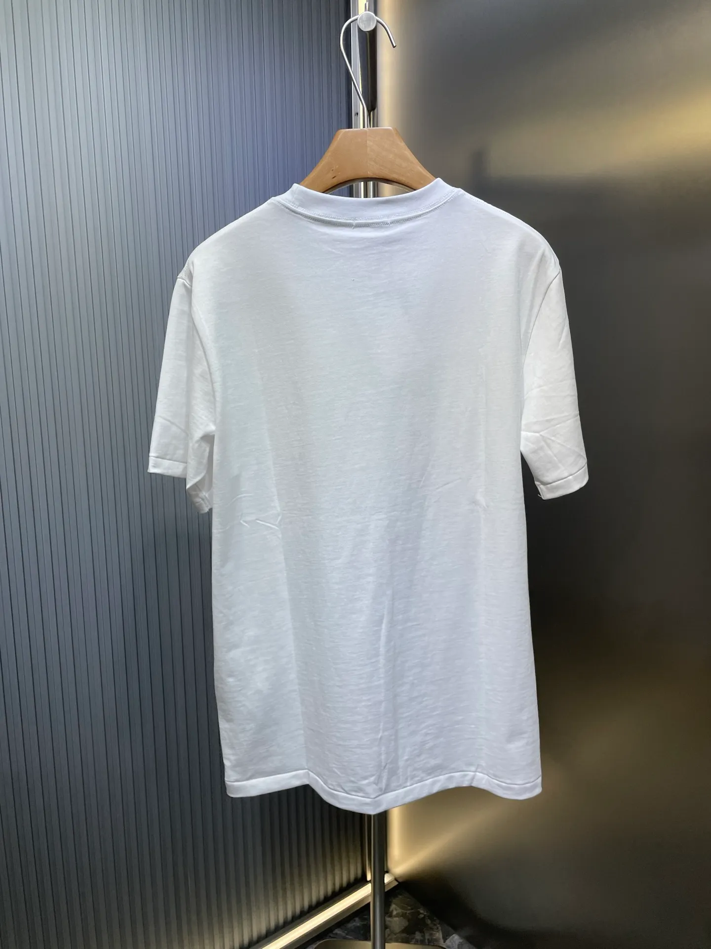 🅿️250 DIOR Dior badge letter embroidery🪡 Logo is exquisitely upgraded, the same as the official short-sleeved T-shirt. It feels very comfortable. It is in sync with the spring and summer brick cabinets. It is fashionable and individual. Super versatile and good-looking. It is very suitable for both men and women. It is a must-have for everyone. Hang tag. Collar label. Washed wheat. Complete with three standards. Color: White Blue Size: SMLXL