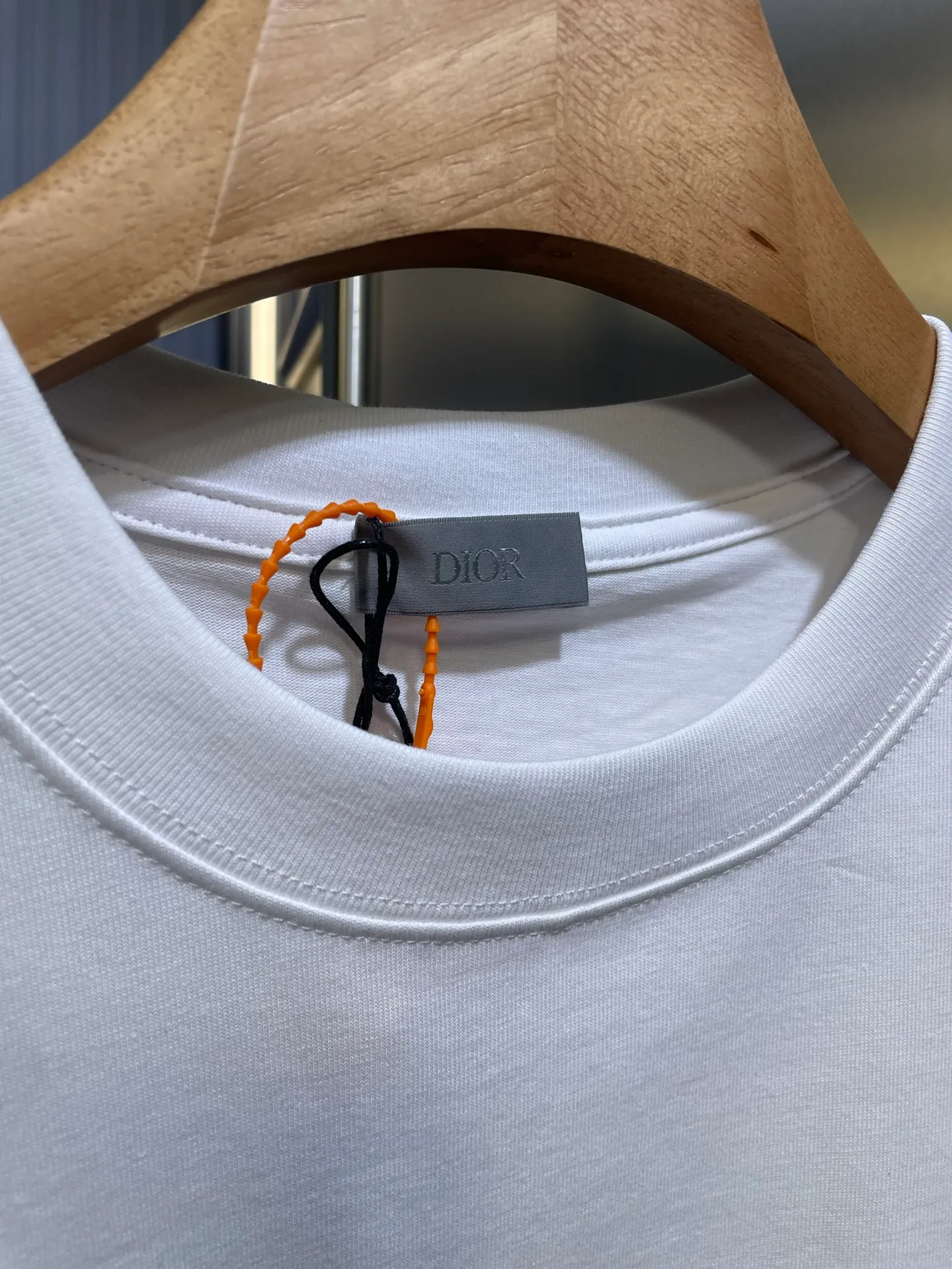 🅿️250 DIOR Dior badge letter embroidery🪡 Logo is exquisitely upgraded, the same as the official short-sleeved T-shirt. It feels very comfortable. It is in sync with the spring and summer brick cabinets. It is fashionable and individual. Super versatile and good-looking. It is very suitable for both men and women. It is a must-have for everyone. Hang tag. Collar label. Washed wheat. Complete with three standards. Color: White Blue Size: SMLXL