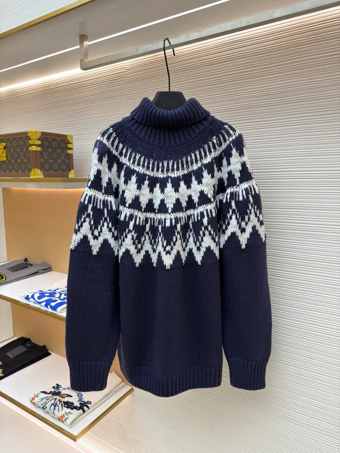 Dior jacquard turtleneck sweater ●Original version: Purchased and developed for 18,000 ●Item number: 1682045-B20 ●Material: wool fabric ●Technology: jacquard knitting ●Color: blue and white ●Version: fitted version ●Weight: about 1055 grams ●Size: S-M-L-XL ●Description: Custom-woven elegant velvet blue and white sheep wool knitted brocade, full of texture, thick and solid Every inch of fiber contains a heavy warmth. When this deep blue meets pure white, it is pure and elegant. It is decorated with Fair Isle patterns inspired by the world of winter sports. It brings a kind of tranquility and poetry unique to winter. The exquisite geometric lines create a mysterious and elegant atmosphere. The CD logo carefully decorated on the back is like a badge of a fashion palace, a symbol of luxury and innate nobility. Let every moment exude the charm of elegance and fashion. It is made of jacquard tissue imported from Germany. The arrangement and interweaving of yarns are precisely controlled. Fair Isle patterns and CD jacquard art pattern inlays are carefully interwoven on the loom. The fabric is more vivid and three-dimensional, with a curved thread structure. By changing the stitching method and the arrangement of yarns during the knitting process, the yarns show a curved distribution in the fabric. The garments are washed with soft and deodorizing technology. Professional washing equipment and specific detergents are used to deeply clean and deodorize the clothes to improve the feel and appearance of the clothes. The overall wiring is straight and delicate, the fabric is comfortable and soft, and the color is consistent without color difference. It can be matched with the same style to create a fashionable look and control various occasions. Customized accessories, complete with three standards, same style for men and women!