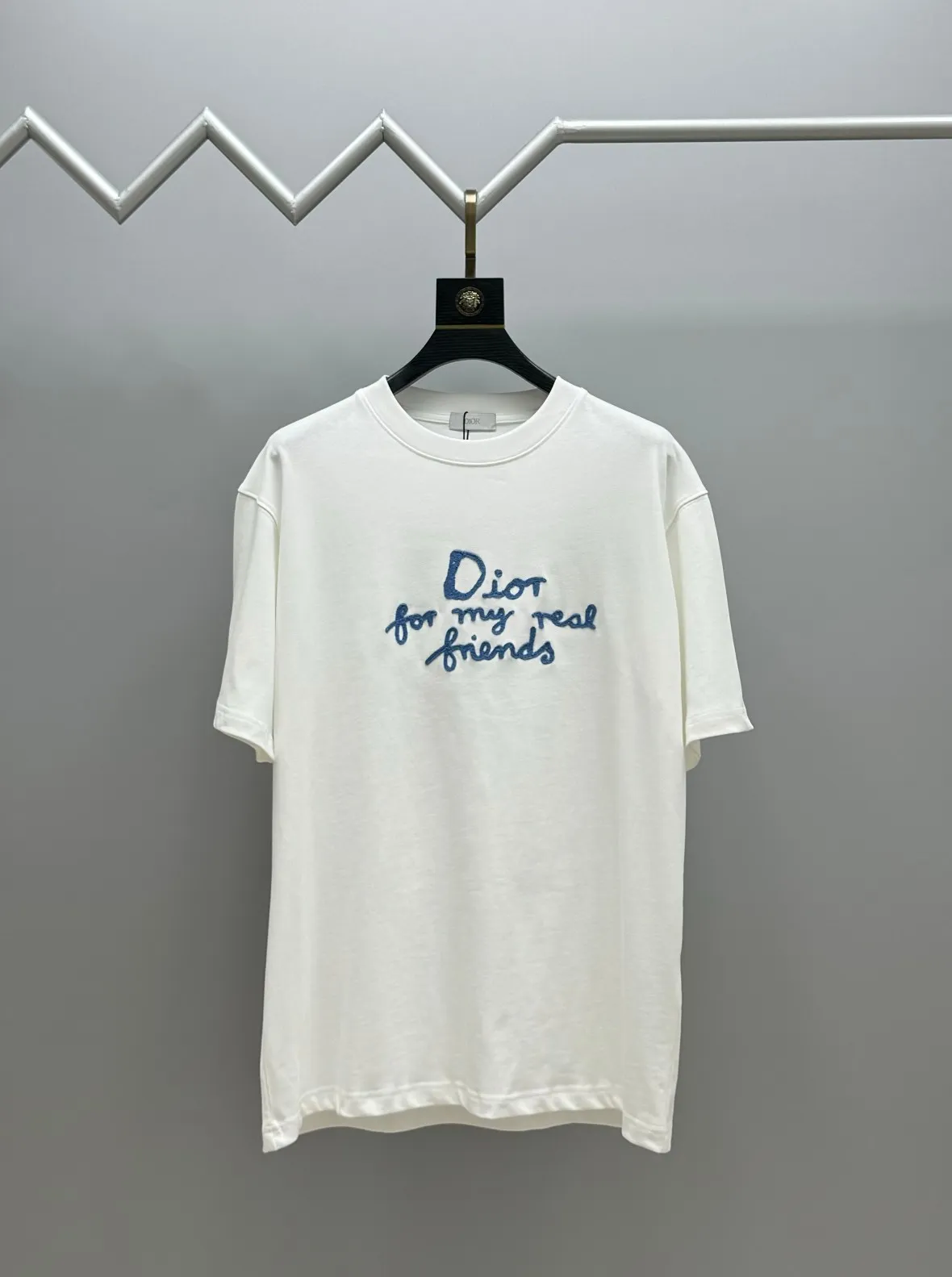 🅿️210 (top version, differentiated currency) will not be taken off the shelves all year round, sell with confidence. Style: Dior/DIO.R short-sleeved T-shirt. Fabric: 300g double yarn 100% cotton. Rib: 320g heavy Sorona 1*1 trendy brand. Craftsmanship: imported machine embroidered logo. Color: white blue. Size: XS S M L. Gender-neutral. Same style for men and women.