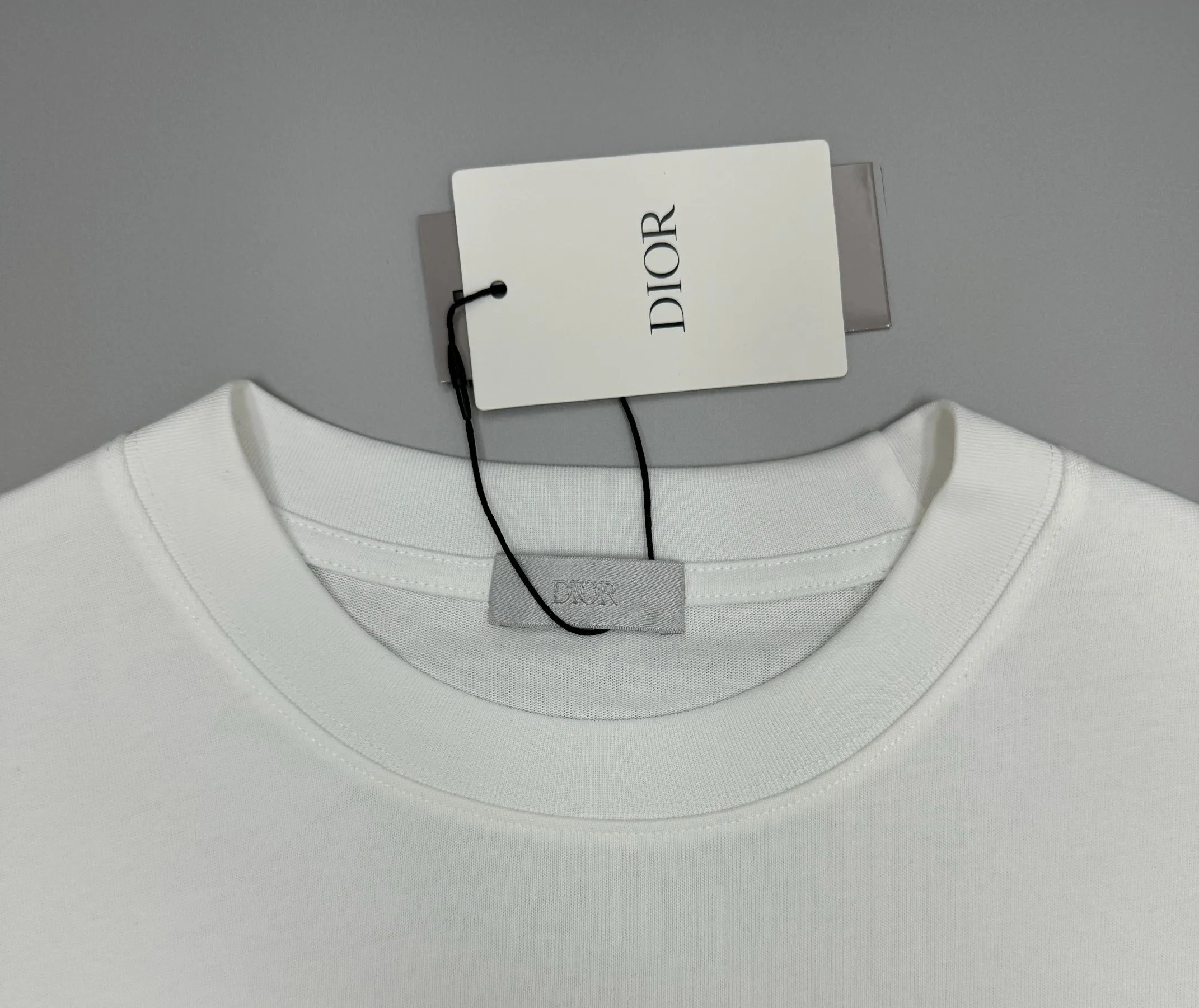 🅿️210 (top version, differentiated currency) will not be taken off the shelves all year round, sell with confidence. Style: Dior/DIO.R short-sleeved T-shirt. Fabric: 300g double yarn 100% cotton. Rib: 320g heavy Sorona 1*1 trendy brand. Craftsmanship: imported machine embroidered logo. Color: white blue. Size: XS S M L. Gender-neutral. Same style for men and women.