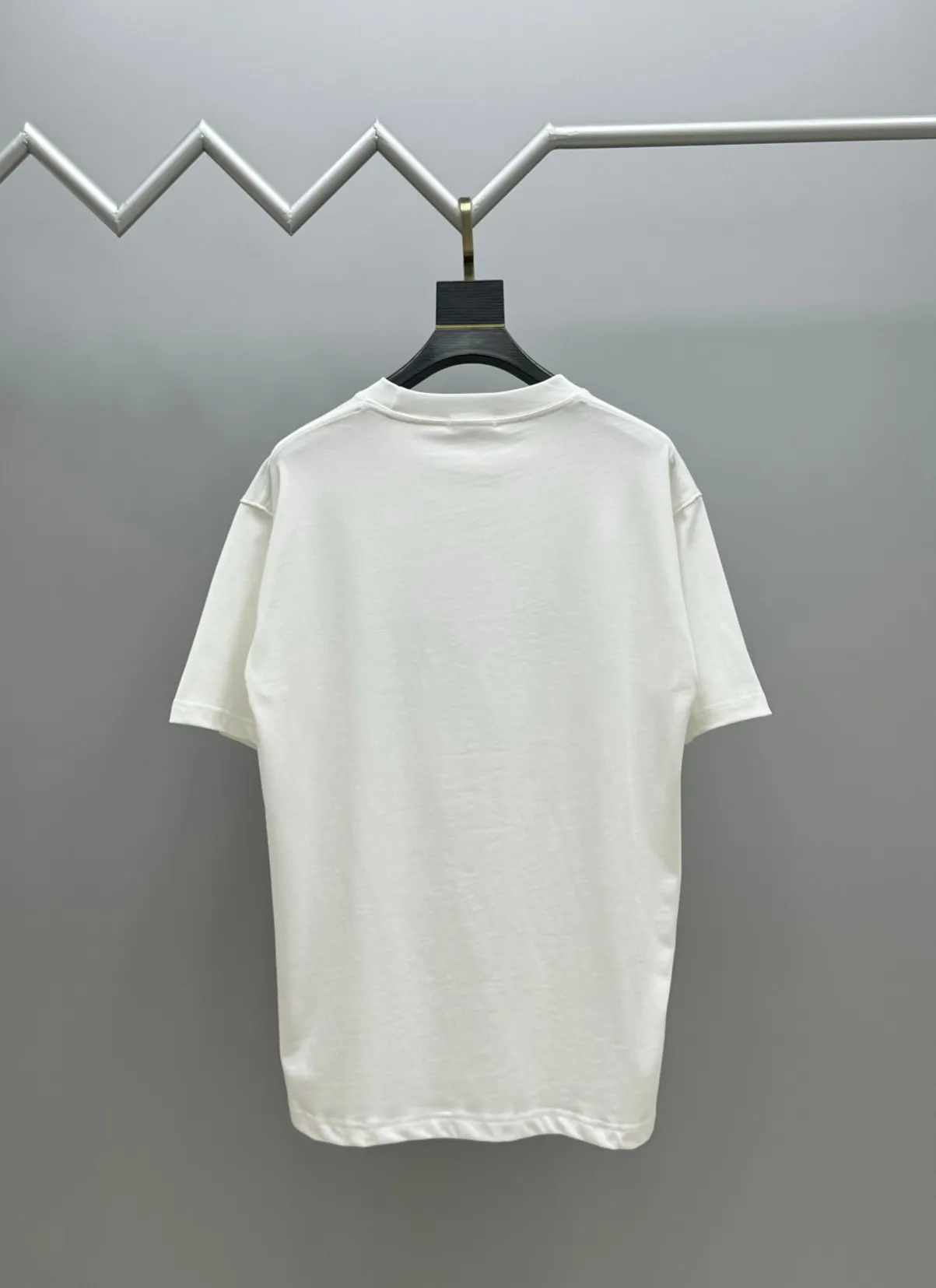 🅿️210 (top version, differentiated currency) will not be taken off the shelves all year round, sell with confidence. Style: Dior/DIO.R short-sleeved T-shirt. Fabric: 300g double yarn 100% cotton. Rib: 320g heavy Sorona 1*1 trendy brand. Craftsmanship: imported machine embroidered logo. Color: white blue. Size: XS S M L. Gender-neutral. Same style for men and women.