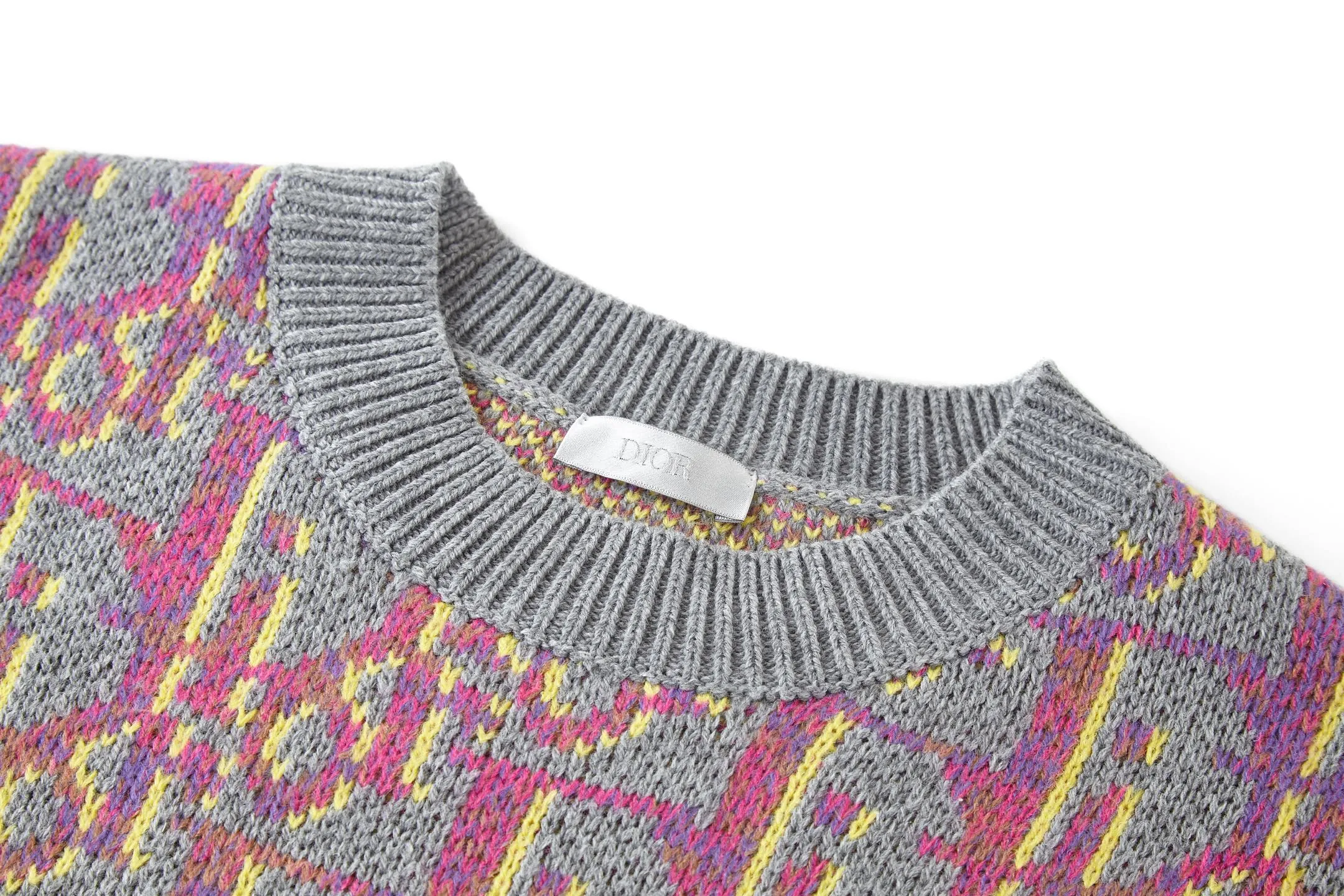 🅿️520 [Exclusive supply] CD all-over jacquard crew neck sweater The yarn was purchased from ZP at 11,087. The yarn is dyed gray, pink and yellow yarn, 70% wool and 30% acrylic 16/1 sheep wool three yarns are twisted into strands. The imported 7-needle jacquard craft yarn is clear and textured, with obvious wool fiber on the surface. The special hemless design is perfect with the macaron color upper body, and the jacquard is all over the body. Every letter is in position, distinguishing it from the wrong version on the market. Size:S-M-L