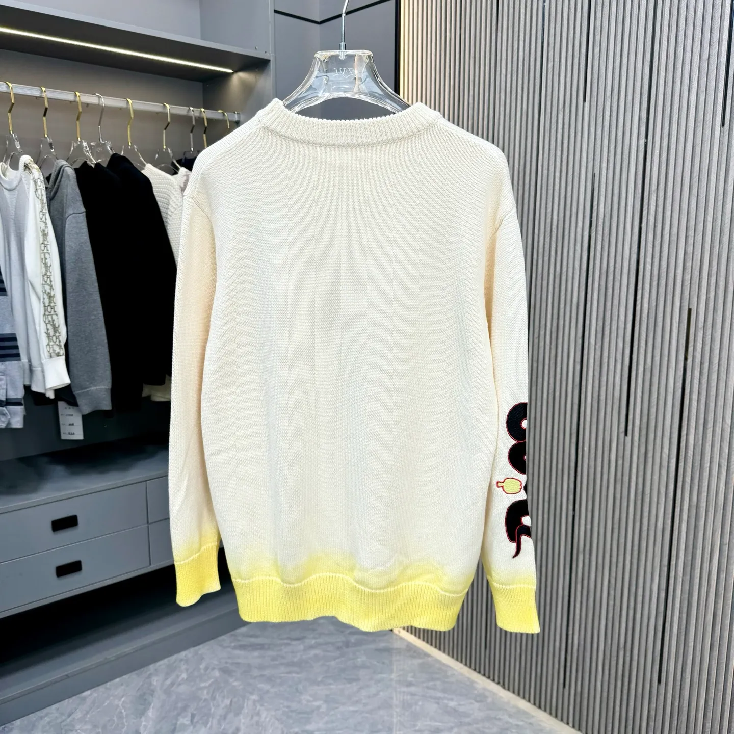 🅿️310 CD 25FW Dior crew neck sweater. The fabric is made of top-quality cashmere yarn. The new autumn and winter Oblique jacquard knitted cashmere sweater adopts a double-sided wearable design and is made of selected high-quality cashmere materials. After fine weaving process, it presents a soft and comfortable touch and excellent thermal insulation performance. The iconic Oblique jacquard pattern is perfectly presented through precision knitting technology. It can be worn on both sides, showing different style charms. The round neck design is simple and elegant, suitable for various matching occasions. Exquisite knitting technology ensures that the clothes are not easily deformed and remain crisp and long-lasting. The double-sided design concept reflects LV's perfect balance of practicality and fashion. Each sweater undergoes strict quality inspection to ensure that the quality meets the brand's consistently high standards. This knitted item combines warmth and style, making it an exquisite addition to your autumn and winter wardrobe. Size:S/M/L/XL