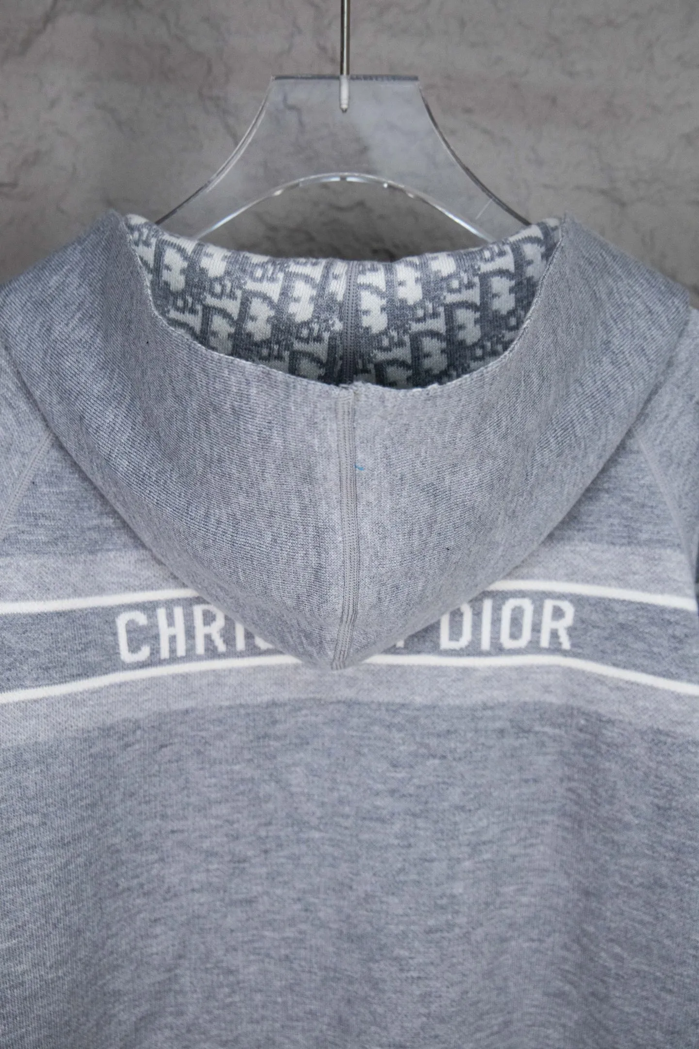 🅿️520 Style No.: M247 Dior 𝘾𝙝𝙧𝙞𝙨𝙩𝙞𝙖𝙣 𝘿𝙞𝙤𝙧 CD 24SS old flower all-over printed double-sided jacquard zipper cardigan jacket sweater Light luxury essential item for daily commuting for men and women Correct version Welcome to compare Detailed features · Made of 50% wool content yarn, 35% cashmere, 15% synthetic fiber · Adopt double-sided jacquard craftsmanship imported from Germany · Collar, cuffs and hem thread design, windproof and comfortable · Spacing between strips of letter logo, fully restored fabric effect · Original main mark, washed tag, moisture-proof paper packaging Color: navy blue white gray Size: S M L