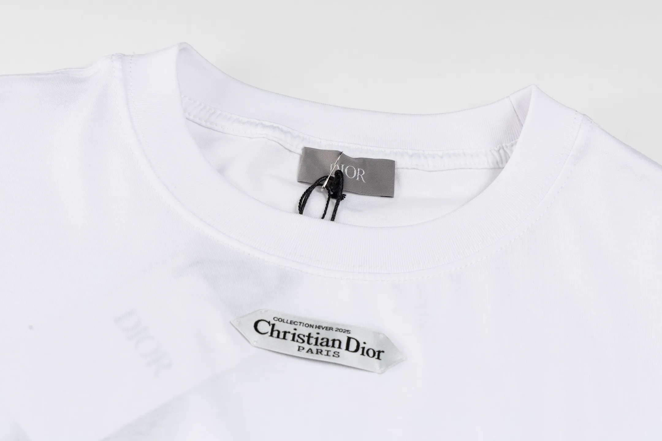 🅿️280 [Exclusive supply] CD 25FW simple label short sleeves (white) The fabric is made of 24S 185g special woven compact cotton fabric, and the rib is made of 32S 300g double yarn rib. This T-shirt is new to the 2025 winter men's collection. It is decorated with a CD Paris logo label inspired by the spirit of haute couture to enhance the style and pay tribute to the extraordinary craftsmanship of the workshop. Crafted from black cotton jersey with a ribbed crew neck and cuffs, it can be worn with track pants for a casual look. It is woven with 24-count special compact cotton yarn. The weaving process requires high standards and requires the use of advanced looms and high-quality raw materials. Specially woven compact cotton has many advantages, such as softness and comfort, good breathability, strong wrinkle resistance, good durability, etc.; it has a tighter, softer and more delicate texture and feel. The brand label on the chest is embellished as the brand's signature detail and is woven using double-sided jacquard technology; black threads are embedded in the white base, or micro-letters are formed through the density of the yarn. The edge of the label is processed by laser cutting, and there are no defects such as yarn leakage and yarn leakage. Size:XS/S/M/L