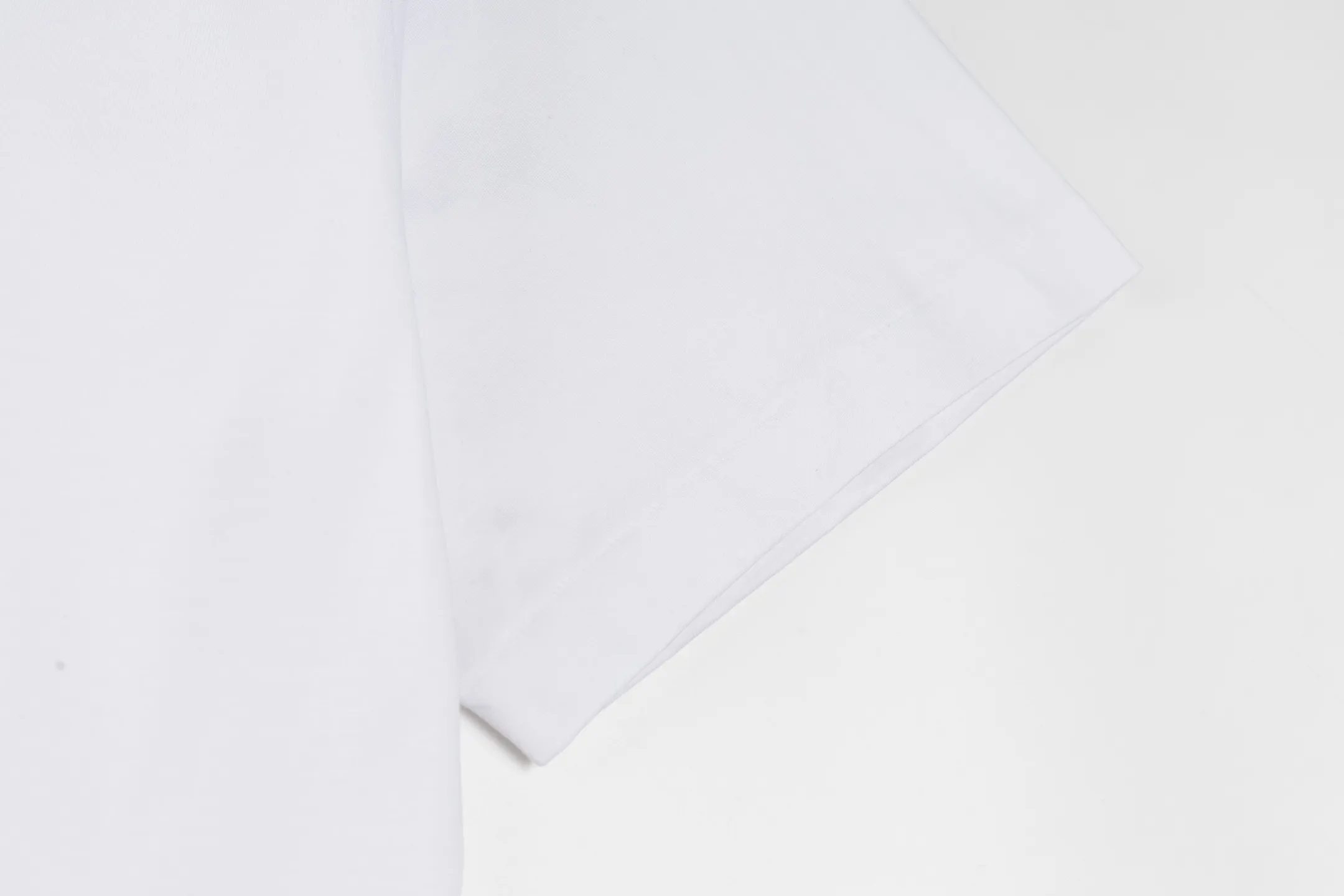 🅿️280 [Exclusive supply] CD 25FW simple label short sleeves (white) The fabric is made of 24S 185g special woven compact cotton fabric, and the rib is made of 32S 300g double yarn rib. This T-shirt is new to the 2025 winter men's collection. It is decorated with a CD Paris logo label inspired by the spirit of haute couture to enhance the style and pay tribute to the extraordinary craftsmanship of the workshop. Crafted from black cotton jersey with a ribbed crew neck and cuffs, it can be worn with track pants for a casual look. It is woven with 24-count special compact cotton yarn. The weaving process requires high standards and requires the use of advanced looms and high-quality raw materials. Specially woven compact cotton has many advantages, such as softness and comfort, good breathability, strong wrinkle resistance, good durability, etc.; it has a tighter, softer and more delicate texture and feel. The brand label on the chest is embellished as the brand's signature detail and is woven using double-sided jacquard technology; black threads are embedded in the white base, or micro-letters are formed through the density of the yarn. The edge of the label is processed by laser cutting, and there are no defects such as yarn leakage and yarn leakage. Size:XS/S/M/L