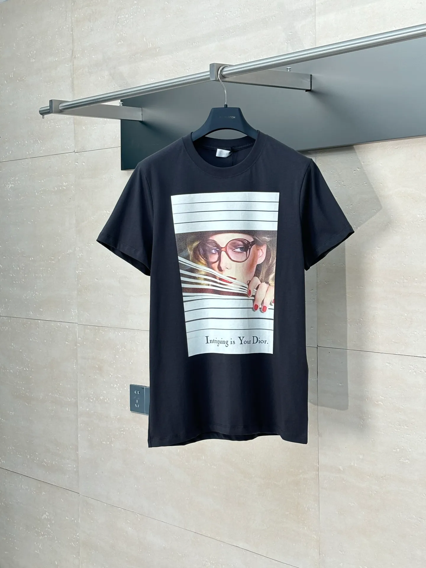 🅿️270 Dio*/Dior 25 new blinds portrait magazine cover printed short-sleeved T-shirt. Made with custom-made pure cotton fabric. The texture is comfortable and soft, skin-friendly and breathable. The chest is decorated with magazine cover prints, using digital direct injection technology. The loose fit can be matched with many types of clothing to create a fashionable look. Size: S/M/L/XL