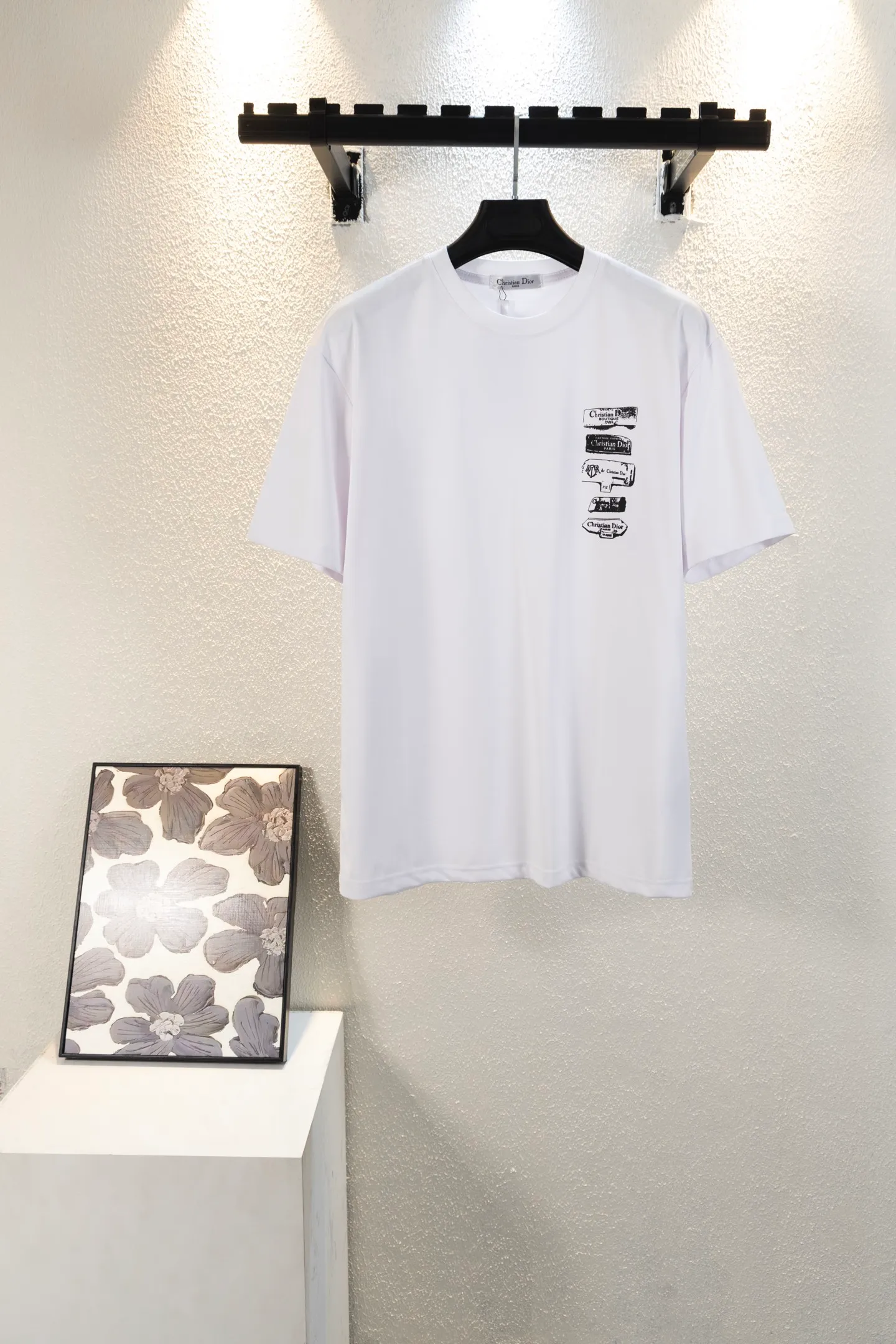 🅿️166 Style No. L8030 DIOR Dior printed letters‼ ️Short-sleeved T-shirt® is the same as the official website *Customized 280g cotton fabric, soft, skin-friendly and comfortable *Laminated letter logo on the front *A very simple and elegant one that is unparalleled in terms of upper body comfort, interpreting your luxury and taste, and creating your fashionable style and charm. ⚠️Washing method: It is recommended to dry clean or wrap the reverse side in a laundry bag and machine wash it quickly in cold water and let it dry naturally! ⚠️Same style for men and women 𝐂𝐎𝐋𝐎𝐔𝐑: white black 𝐒𝐈𝐙𝐄 XS S M L