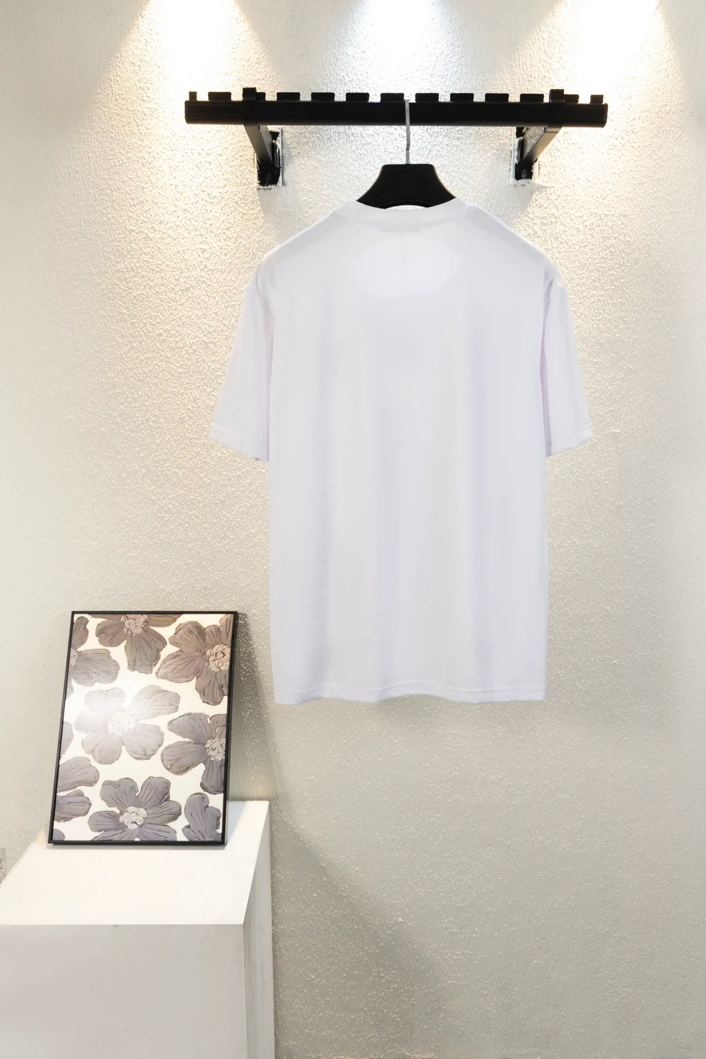 🅿️166 Style No. L8030 DIOR Dior printed letters‼ ️Short-sleeved T-shirt® is the same as the official website *Customized 280g cotton fabric, soft, skin-friendly and comfortable *Laminated letter logo on the front *A very simple and elegant one that is unparalleled in terms of upper body comfort, interpreting your luxury and taste, and creating your fashionable style and charm. ⚠️Washing method: It is recommended to dry clean or wrap the reverse side in a laundry bag and machine wash it quickly in cold water and let it dry naturally! ⚠️Same style for men and women 𝐂𝐎𝐋𝐎𝐔𝐑: white black 𝐒𝐈𝐙𝐄 XS S M L