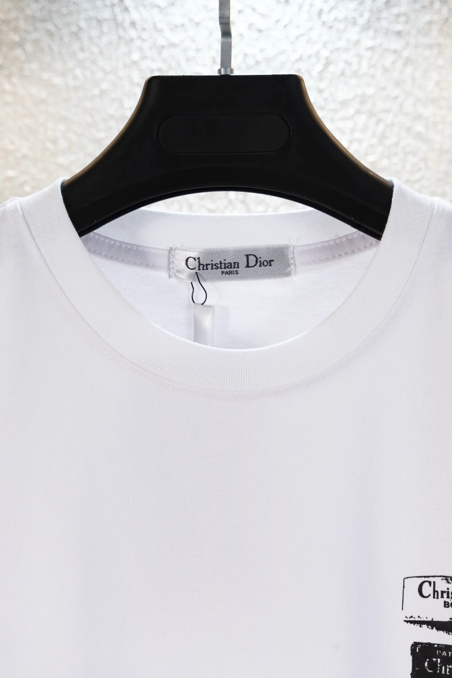 🅿️166 Style No. L8030 DIOR Dior printed letters‼ ️Short-sleeved T-shirt® is the same as the official website *Customized 280g cotton fabric, soft, skin-friendly and comfortable *Laminated letter logo on the front *A very simple and elegant one that is unparalleled in terms of upper body comfort, interpreting your luxury and taste, and creating your fashionable style and charm. ⚠️Washing method: It is recommended to dry clean or wrap the reverse side in a laundry bag and machine wash it quickly in cold water and let it dry naturally! ⚠️Same style for men and women 𝐂𝐎𝐋𝐎𝐔𝐑: white black 𝐒𝐈𝐙𝐄 XS S M L