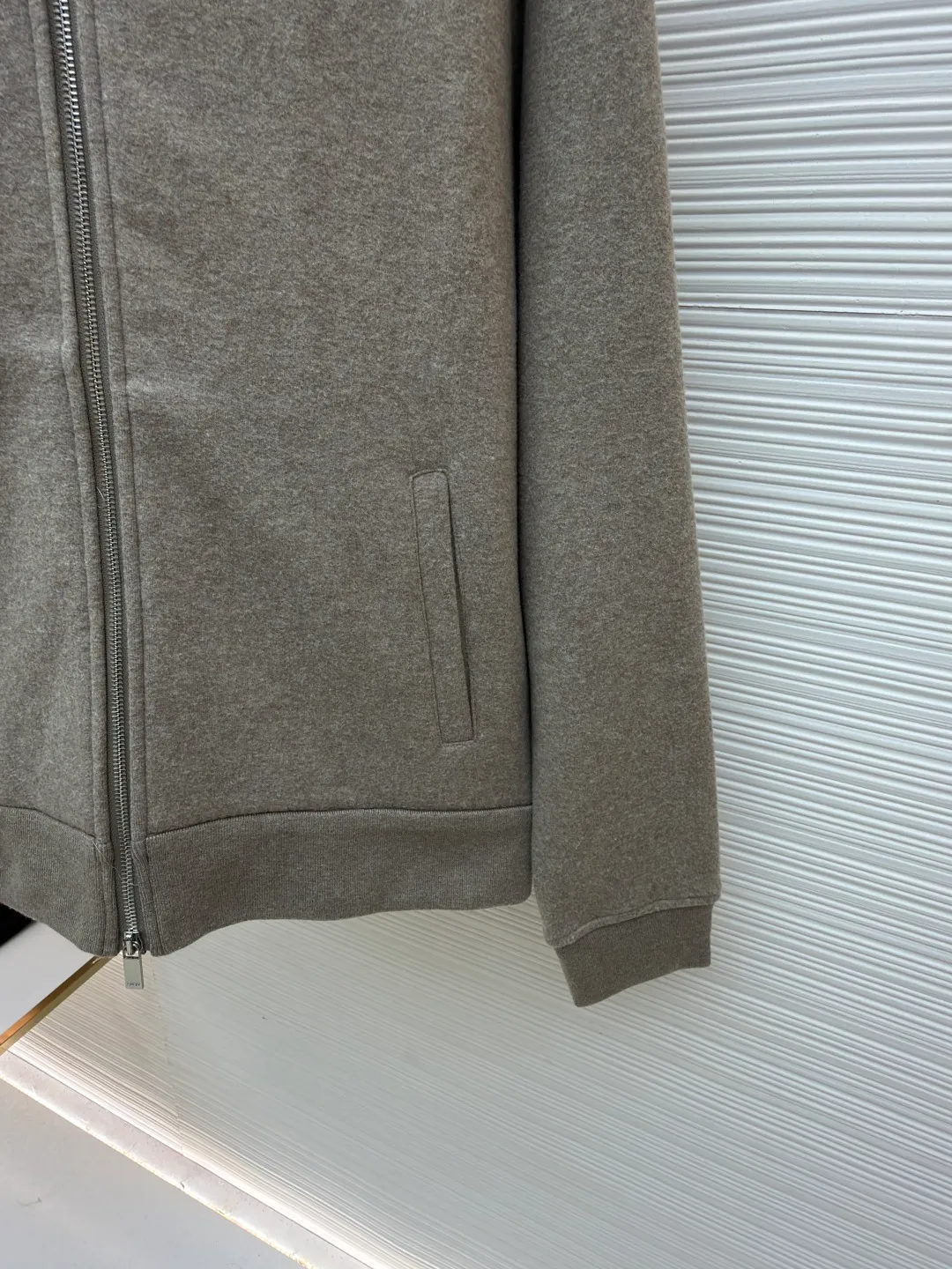 Dior presbyopic wool cashmere hooded turtleneck cardigan jacket ●Original version: Purchased and developed for 37999 ●Item number: 1680895-D15 ●Fabric: wool cashmere fabric ●Technology: Jacquard texture production ●Version: fitted version ●Weight: about 1070 grams ●Size: S-M-L-XL ●Description: The fabric is made of cashmere fabric, containing 50% wool and pure cotton, with original hemming inside, jacquard letters, integrated design. One side has a solid color logo, and the spliced side has a classic presbyopia. It can be worn on both sides to change the style at any time. Customized imported velvet imported machine weaving, the material is conscientious and full of high-end texture. It is comfortable to wear and skin-friendly. It is made by a large factory and has perfect details and texture. The fabric is made of imported cashmere yarn. New product for early autumn! Hot style return! New version of dropped shoulder design High-grade navy blue presbyopic logo zipper cashmere jacket. Reversible. The letter jacquard texture on the back is luxurious and handsome. The hooded design is fashionable and advanced. The classic version does not make people look slimmer. Highly recommended! The overall wiring is straight and delicate, the fabric is comfortable and soft, and the color is consistent without color difference. It can be matched with the same style to create a fashionable look and control various occasions. Customized accessories, complete with three standards, same style for men and women!