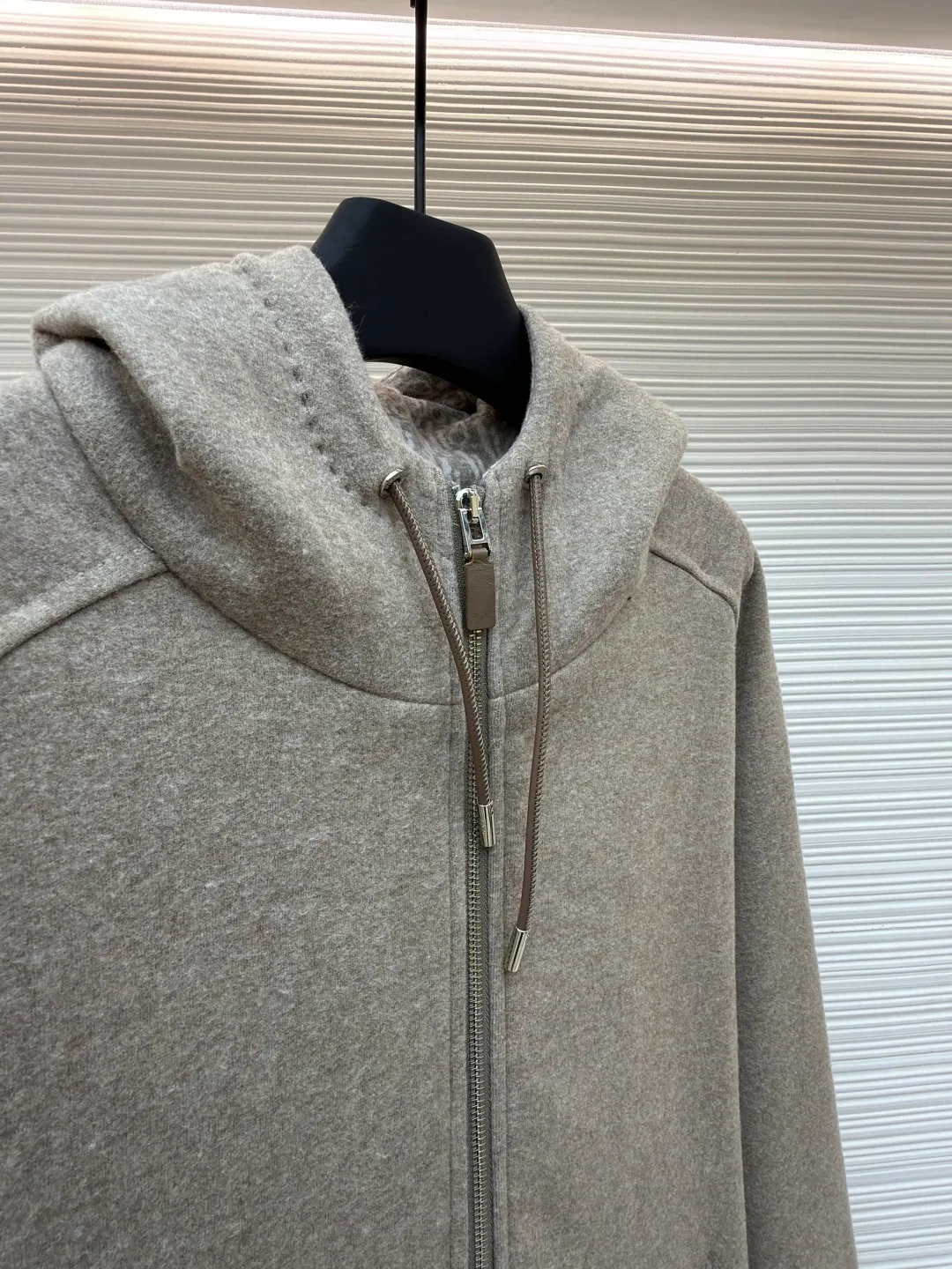 Dior presbyopic wool cashmere hooded turtleneck cardigan jacket ●Original version: Purchased and developed for 37999 ●Item number: 1680895-D15 ●Fabric: wool cashmere fabric ●Technology: Jacquard texture production ●Version: fitted version ●Weight: about 1070 grams ●Size: S-M-L-XL ●Description: The fabric is made of cashmere fabric, containing 50% wool and pure cotton, with original hemming inside, jacquard letters, integrated design. One side has a solid color logo, and the spliced side has a classic presbyopia. It can be worn on both sides to change the style at any time. Customized imported velvet imported machine weaving, the material is conscientious and full of high-end texture. It is comfortable to wear and skin-friendly. It is made by a large factory and has perfect details and texture. The fabric is made of imported cashmere yarn. New product for early autumn! Hot style return! New version of dropped shoulder design High-grade navy blue presbyopic logo zipper cashmere jacket. Reversible. The letter jacquard texture on the back is luxurious and handsome. The hooded design is fashionable and advanced. The classic version does not make people look slimmer. Highly recommended! The overall wiring is straight and delicate, the fabric is comfortable and soft, and the color is consistent without color difference. It can be matched with the same style to create a fashionable look and control various occasions. Customized accessories, complete with three standards, same style for men and women!