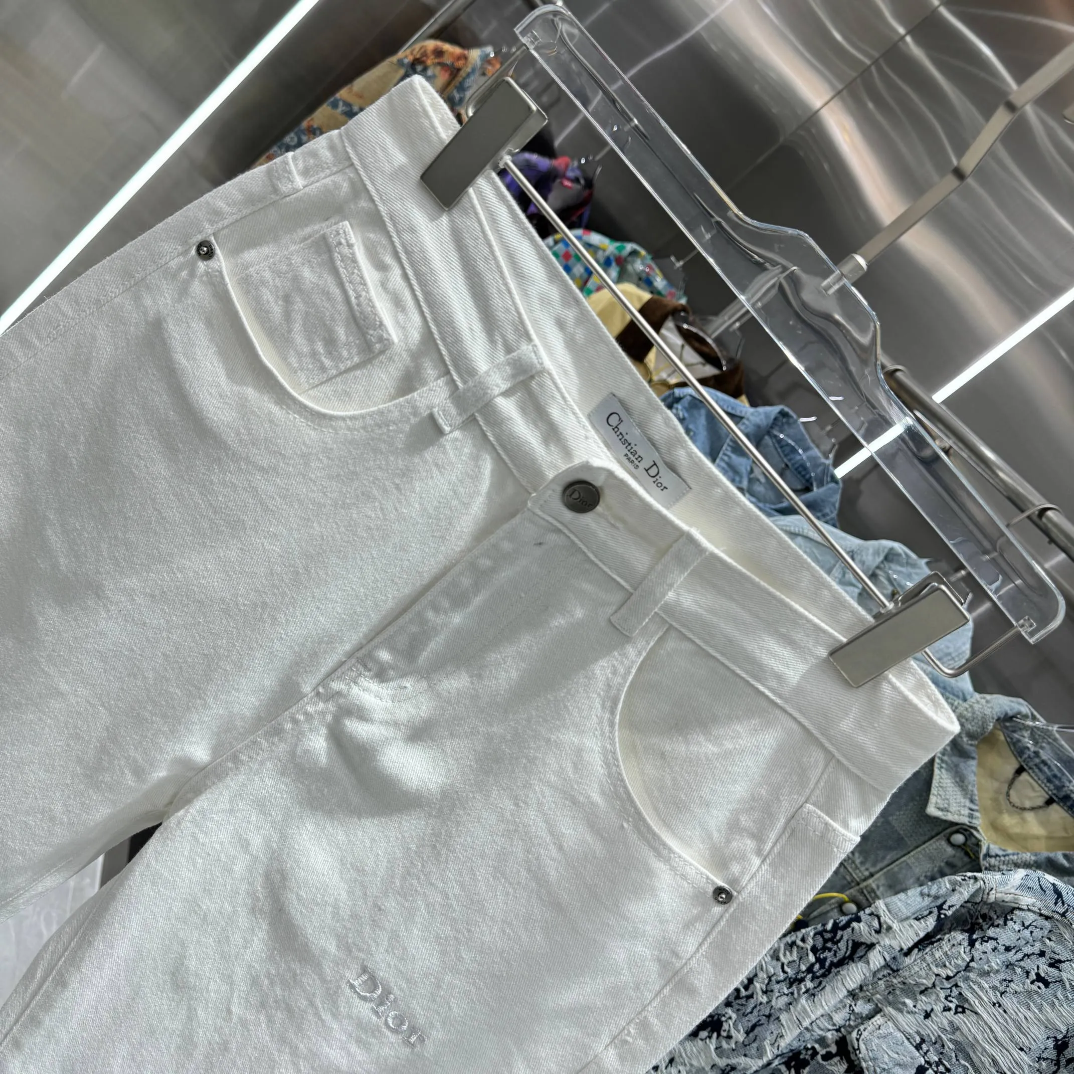 🅿️270 Dior 25 new product silicone jeans with LOGO on the back pocket! Specific latest brand leather label blockbuster item ~ private channel rare product! No matter from the pattern, fabric or small details of hardware accessories, you can't be picky! Customer-supplied hardware accessories Imported customer-supplied custom-woven denim cotton fabric, fashionable and individual. Super versatile and good-looking, a must-have for everyone. Very good-looking Size: 28 30 32 34 36 Color: white