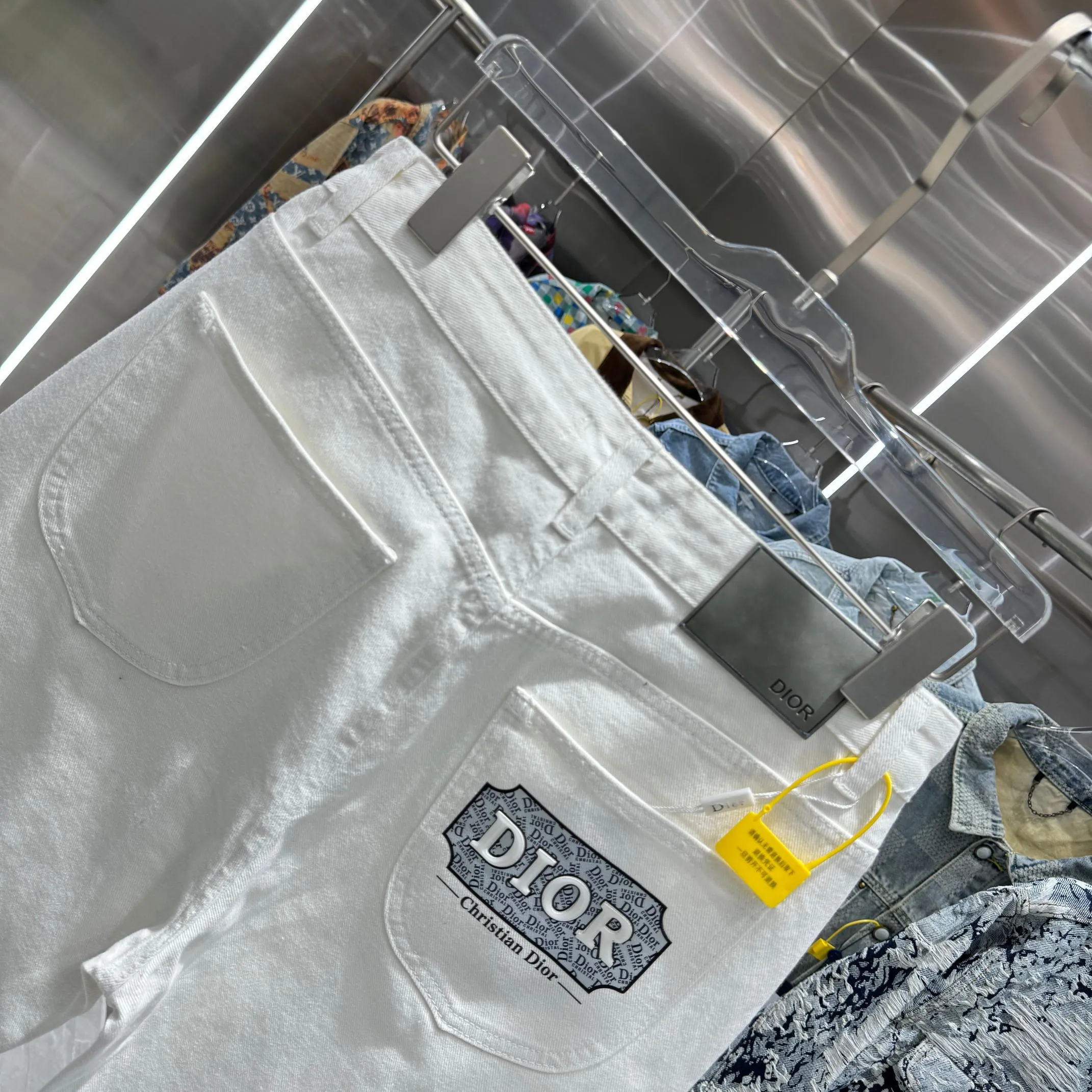 🅿️270 Dior 25 new product silicone jeans with LOGO on the back pocket! Specific latest brand leather label blockbuster item ~ private channel rare product! No matter from the pattern, fabric or small details of hardware accessories, you can't be picky! Customer-supplied hardware accessories Imported customer-supplied custom-woven denim cotton fabric, fashionable and individual. Super versatile and good-looking, a must-have for everyone. Very good-looking Size: 28 30 32 34 36 Color: white