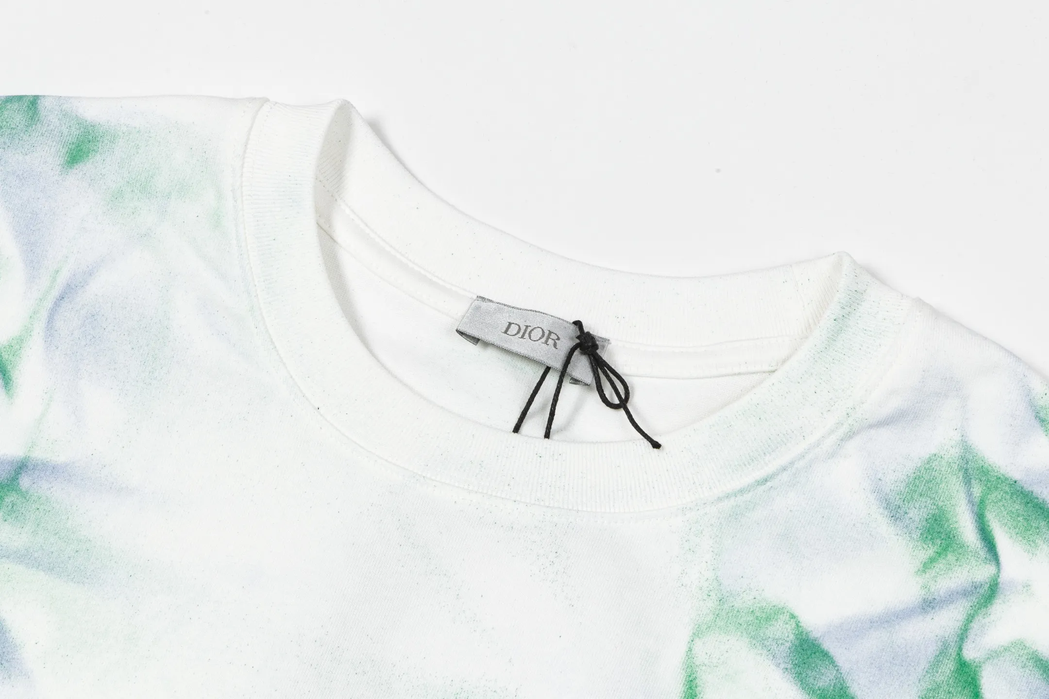 🅿️190 Dior 2025 new model, imported machine embroidered small letters logo, hand-painted salary blessing, same style for men and women, short-sleeved T-shirt, ·Customized 320g 100% double yarn pure cotton fabric, ·Design dyed 32 counts double-strand thread, ·Collar label, hangtag, main mark and three labels complete. Color: White Size: S M L XL