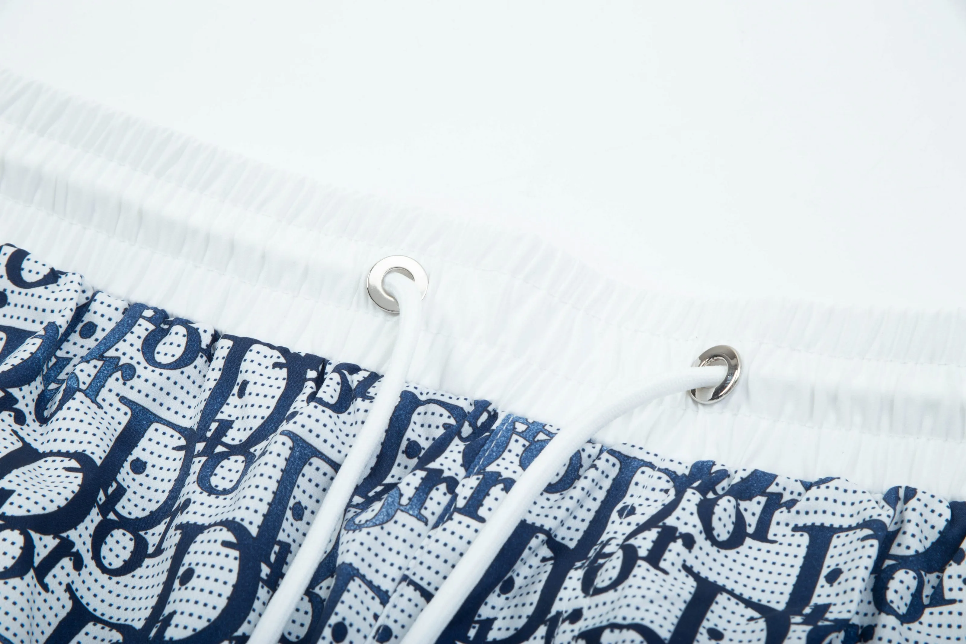 🅿️160 2025 DiOR Dior's new quick-drying beach shorts, customized fabrics, with presbyopic craftsmanship and logo printed all over. The version is tight and three-dimensional, with straight stripe splicing. The customized trouser cord hardware has strong texture and smoothness. The upper body is comfortable and breathable. It has a concave and convex three-dimensional feel. It is fashionable and casual. Color: Black Blue Size: M-4XL