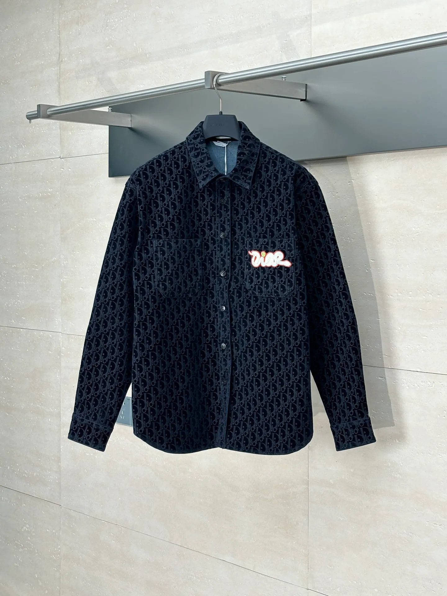 🅿️720 Dio*/Dior 25 New Year of the Snake limited edition embroidered dark pattern shirt jacket YB bought a version. This one is from the DIOR AND KAWS limited series. It is carefully made of cotton blended denim fabric. It is decorated with the classic Oblique print all over the body and is paired with a green DIOR AND KAWS embroidered patch, which reinterprets the Dior logo in the shape of a colorful snake. It comes with two chest patch pockets, which can be matched with or to create a casual and fashionable look. The flocking fabric is made of 100% viscose fiber. The flocking process adopts the country’s exclusive and most advanced imported fully automatic flocking machine. The imported velvet material is modulated to the board pattern, and the velvet is densely increased and high, giving the unique softness of imported velvet.  Size：S/M/L/XL