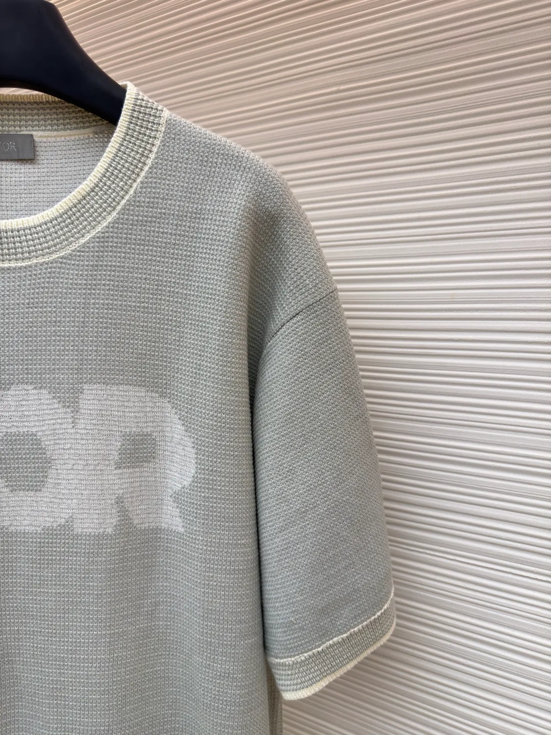 Dior waffle pattern letter short sleeves ●Original version: 12,000 purchased and developed ●Item number: 1682083-B05 ●Fabric: combed cotton fabric ●Technology: knitted ●Color: light green ●Version: fitted version ●Weight: about 425 grams ●Size: XS-S-M-L ●Description: The yarn uses a combination of special yarns, core yarn and 100% combed cotton. All colors are custom-dyed. This fabric piece is stitched with a combination of two types of needles. Since the core yarn is thicker and the combed cotton is thinner, two yarns with a large difference in thickness are used for the front and back panels and sleeves. The requirements for the machine are relatively picky. The 14-needle German STOLL machine woven piece. The cuffs, collar, and hem ribs are sewn separately. When sewing, all ribs need to be sewn on the 12-pin disc, and the upper sleeve embedment clips need to be on the 18-pin disc. The combed cotton yarn on the shirt body is relatively thin, so special attention must be paid when sewing the ribs. If you are not careful, the clothes will be broken and defective products will be produced. Because the shirt hems and cuffs are sewn separately, the sewing disc is increased, and the time for picking and tailing is relatively long. The overall wiring is straight and delicate, the fabric is comfortable and soft, and the color is consistent without color difference. It can be matched with the same style to create a fashionable look and control various occasions. Customized accessories, complete with three standards, same style for men and women!