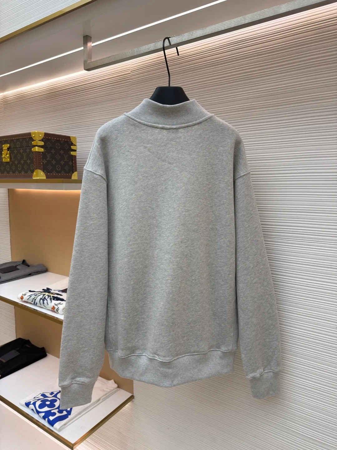 Dior half-zip logo sweatshirt ●Original version: 14,000 purchased and developed ●Item number: 1682496-A95 ●Material: pure cotton plush fabric ●Technology: twill logo embroidery production ●Color: gray ●Version: fitted version ●Weight: about 630 grams ●Size: XS-S-M-L ●Description: The fabric is a heavyweight high-end sweatshirt fabric. The 26-count double yarn forms the smooth and delicate outer surface of the fabric, while the 10-count plush yarn base is precision brushed to form a layer of rich, dense skin-friendly fluff, providing excellent softness and warmth. Its extremely high weight and elasticity brought by spandex ensure the ultimate thickness, stiffness and strong elastic recovery of the collar, cuffs and hem, which is the key to creating a neat silhouette and ensuring durability. Made of twill flat stitch embroidery. This is an embroidery technique that uses parallel stitches at specific angles to fill in, creating a flat, smooth and full embroidery surface with fine diagonal texture. The brand logo is presented in a delicate, strong and textured way, and the precision of the embroidery creates a high-end contrast with the casual feel of the sweatshirt fabric. The overall wiring is straight and delicate, the fabric is comfortable and soft, and the color is consistent without color difference. It can be matched with the same style to create a fashionable look and control various occasions. Customized accessories, complete with three standards, same style for men and women!