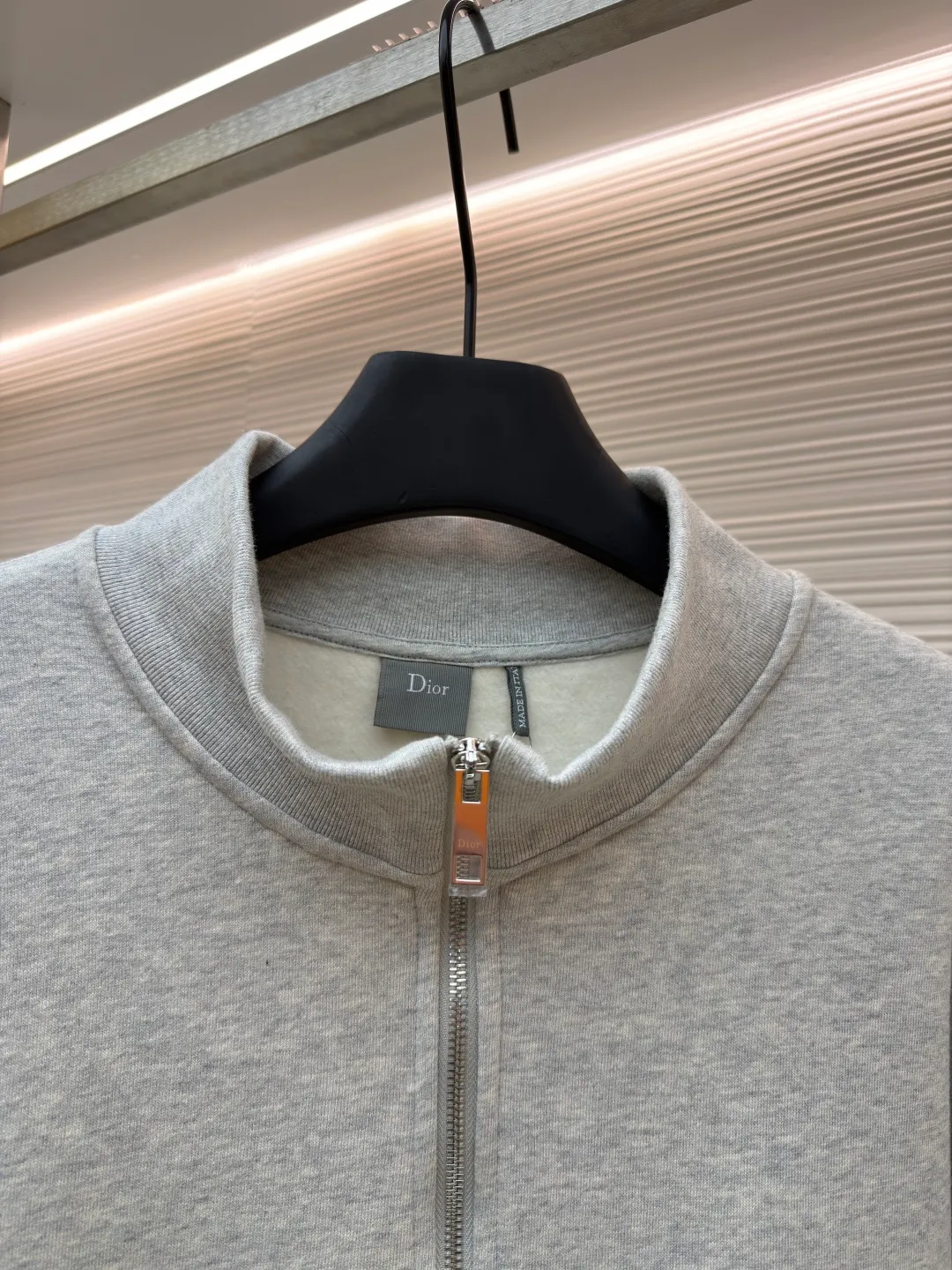 Dior half-zip logo sweatshirt ●Original version: 14,000 purchased and developed ●Item number: 1682496-A95 ●Material: pure cotton plush fabric ●Technology: twill logo embroidery production ●Color: gray ●Version: fitted version ●Weight: about 630 grams ●Size: XS-S-M-L ●Description: The fabric is a heavyweight high-end sweatshirt fabric. The 26-count double yarn forms the smooth and delicate outer surface of the fabric, while the 10-count plush yarn base is precision brushed to form a layer of rich, dense skin-friendly fluff, providing excellent softness and warmth. Its extremely high weight and elasticity brought by spandex ensure the ultimate thickness, stiffness and strong elastic recovery of the collar, cuffs and hem, which is the key to creating a neat silhouette and ensuring durability. Made of twill flat stitch embroidery. This is an embroidery technique that uses parallel stitches at specific angles to fill in, creating a flat, smooth and full embroidery surface with fine diagonal texture. The brand logo is presented in a delicate, strong and textured way, and the precision of the embroidery creates a high-end contrast with the casual feel of the sweatshirt fabric. The overall wiring is straight and delicate, the fabric is comfortable and soft, and the color is consistent without color difference. It can be matched with the same style to create a fashionable look and control various occasions. Customized accessories, complete with three standards, same style for men and women!