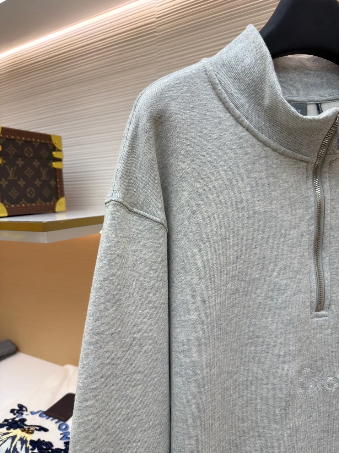 Dior half-zip logo sweatshirt ●Original version: 14,000 purchased and developed ●Item number: 1682496-A95 ●Material: pure cotton plush fabric ●Technology: twill logo embroidery production ●Color: gray ●Version: fitted version ●Weight: about 630 grams ●Size: XS-S-M-L ●Description: The fabric is a heavyweight high-end sweatshirt fabric. The 26-count double yarn forms the smooth and delicate outer surface of the fabric, while the 10-count plush yarn base is precision brushed to form a layer of rich, dense skin-friendly fluff, providing excellent softness and warmth. Its extremely high weight and elasticity brought by spandex ensure the ultimate thickness, stiffness and strong elastic recovery of the collar, cuffs and hem, which is the key to creating a neat silhouette and ensuring durability. Made of twill flat stitch embroidery. This is an embroidery technique that uses parallel stitches at specific angles to fill in, creating a flat, smooth and full embroidery surface with fine diagonal texture. The brand logo is presented in a delicate, strong and textured way, and the precision of the embroidery creates a high-end contrast with the casual feel of the sweatshirt fabric. The overall wiring is straight and delicate, the fabric is comfortable and soft, and the color is consistent without color difference. It can be matched with the same style to create a fashionable look and control various occasions. Customized accessories, complete with three standards, same style for men and women!