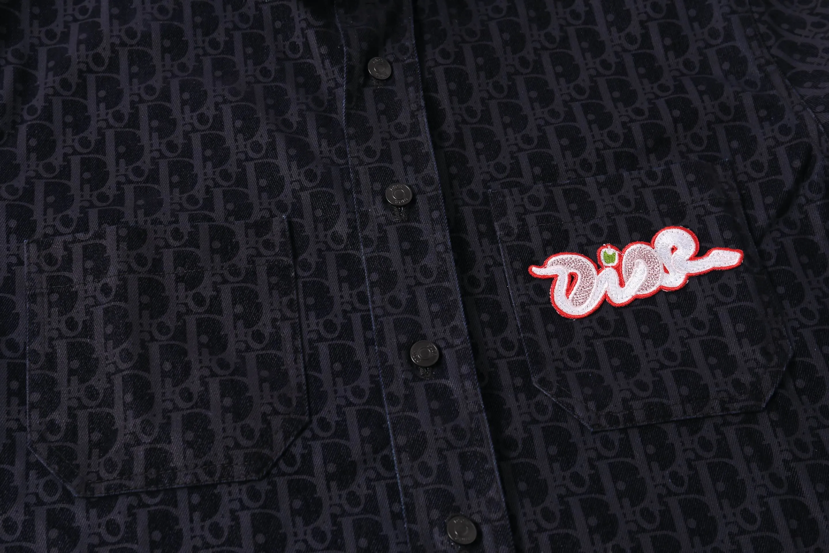 🅿️390 High-quality and new Dio* Dior 25 new Year of the Snake limited embroidered dark pattern shirt jacket YB purchased and printed. This piece is from the DIOR AND KAWS limited series. It is carefully made of cotton blended denim fabric. It is decorated with the classic Oblique print all over, with green DIOR AND KAWS embroidered patches, and a colorful snake reinterpretation of the Dior logo. It comes with two chest patch pockets, which can be matched with or to create a casual and fashionable look. The flocking fabric is made of 100% viscose fiber. The flocking process adopts the country’s exclusive and most advanced imported fully automatic flocking machine. The imported velvet material is modulated to the board pattern, and the velvet is densely increased and high, giving the unique softness of imported velvet. Size: xs-l