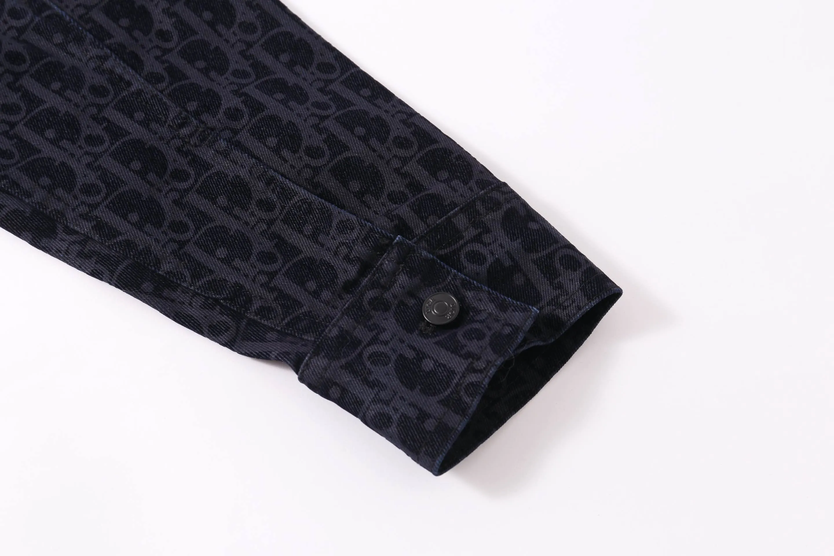 🅿️390 High-quality and new Dio* Dior 25 new Year of the Snake limited embroidered dark pattern shirt jacket YB purchased and printed. This piece is from the DIOR AND KAWS limited series. It is carefully made of cotton blended denim fabric. It is decorated with the classic Oblique print all over, with green DIOR AND KAWS embroidered patches, and a colorful snake reinterpretation of the Dior logo. It comes with two chest patch pockets, which can be matched with or to create a casual and fashionable look. The flocking fabric is made of 100% viscose fiber. The flocking process adopts the country’s exclusive and most advanced imported fully automatic flocking machine. The imported velvet material is modulated to the board pattern, and the velvet is densely increased and high, giving the unique softness of imported velvet. Size: xs-l