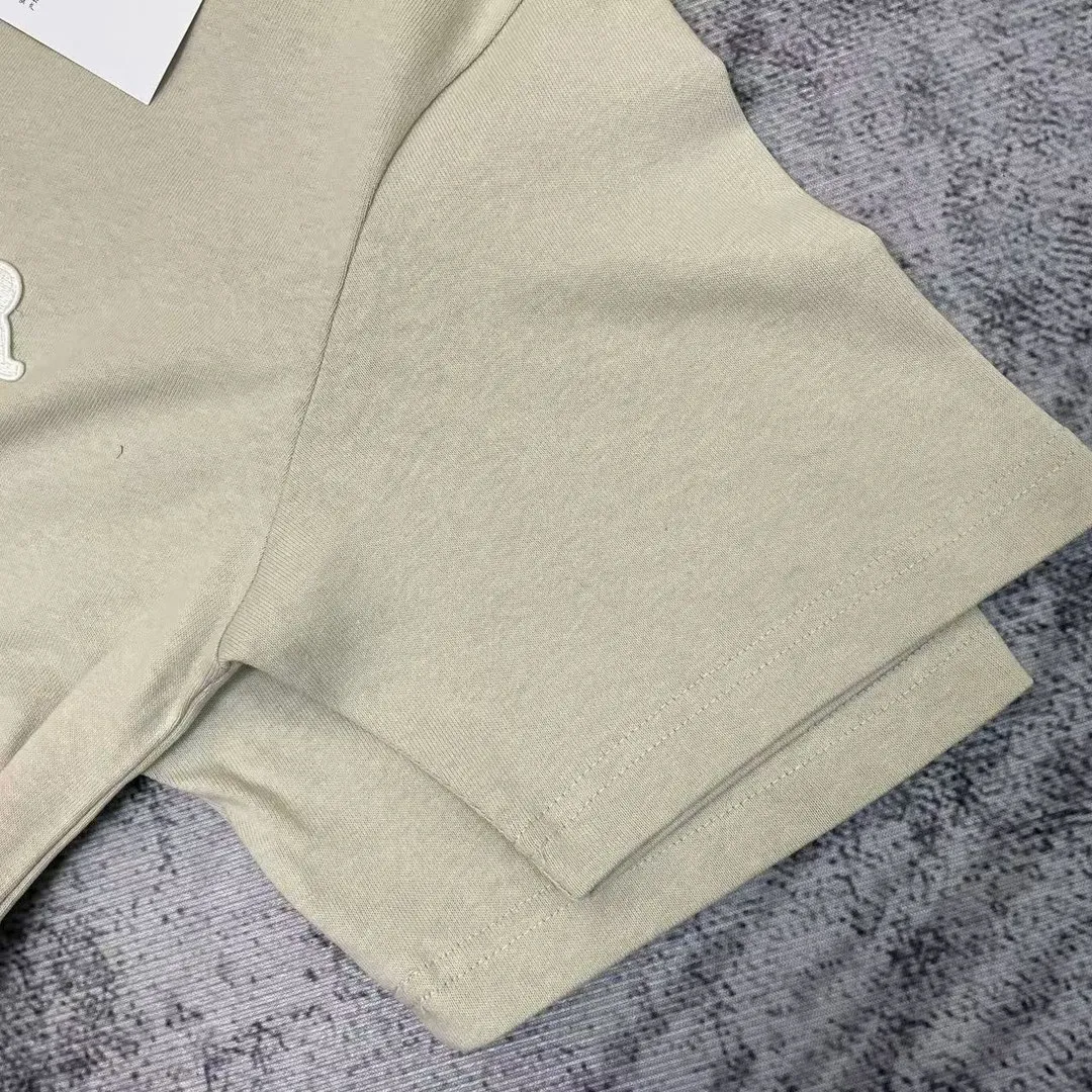 🅿️170 Dior Patch Letter Short Sleeve Color: navy blue (custom dyed new color), apricot, white, size S-XL, made of pure cotton 12S fine cotton plain weave, weight 230g. The front is decorated with contrasting logo patches and small embroidered stamps, forming a decorative and iconic embroidery product. The logo is made of imported custom-made embroidery thread, which is dyed with lustrous mercerized embroidery thread, giving it a uniform and glossy finish. The exquisite embroidery machine combines complex embroidery needlework and fine detail processing to create a three-dimensional micro-relief embroidery effect; it is also highly durable and wear-resistant. The standard round neck and short-sleeved version has a rounded arc neckline, which is suitable for various face shapes and body shapes; the sleeve length is moderate and ends just above the elbow, showing a smart and neat image. The slim fit can show off the wearer's body curves without sacrificing comfort. The collar, cuffs, hem and other parts are all sewn with fine double-needle stitching.  size：xs s m l