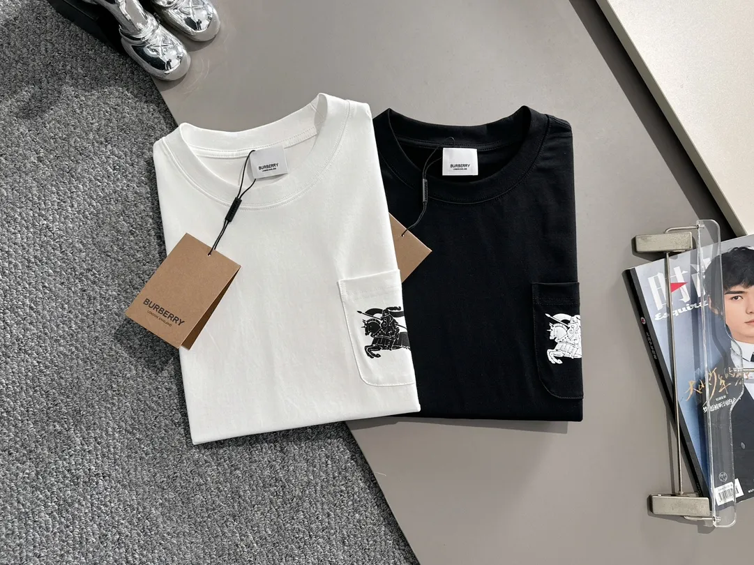 🅿️170 (arrives the next day) Dior 2025 new style chest pocket flocked war horse logo flocked stripe decoration same style for men and women short-sleeved T-shirt ·Customized 260g 100% double yarn pure cotton fabric ·Custom dyed 32 counts double thread ·Collar tag, main mark and three labels complete Color: black Size: XS S M L