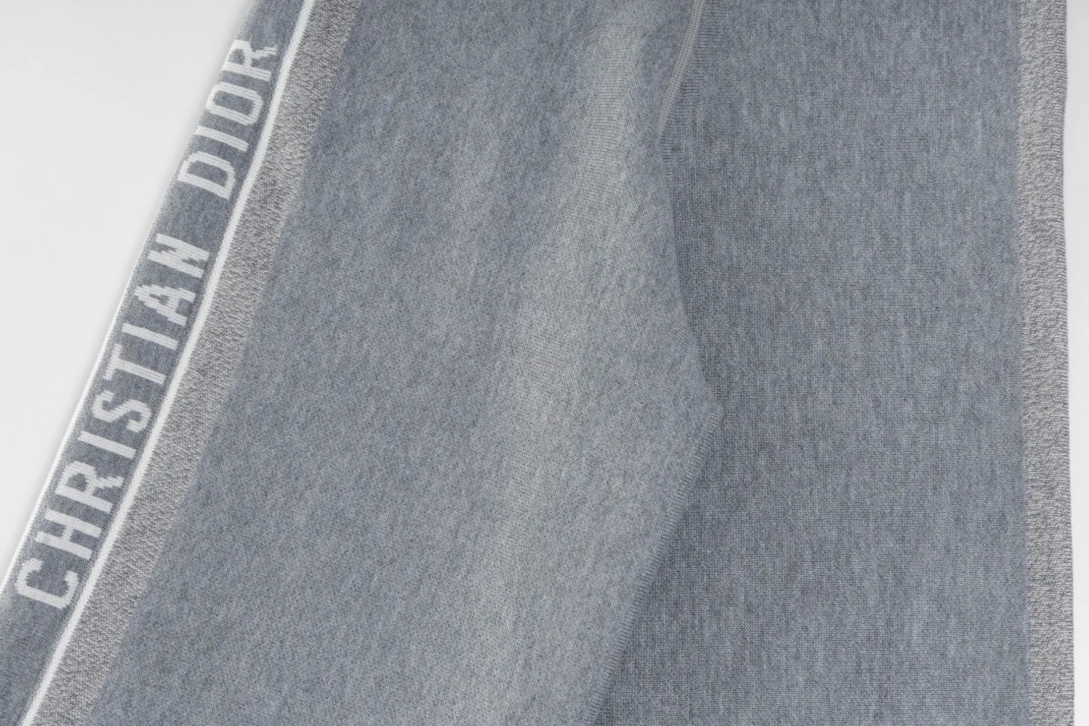 🅿️480 [Exclusive supply] CD 25FW presbyopic reversible cashmere trousers (grey) The fabric is made of imported cashmere yarn double-sided jacquard fabric and can be worn on both sides. The fabric uses monogram jacquard double weaving technology to present the brand's iconic presbyopia pattern, which combines luxurious texture with practical functions. Swiss machine embroidery stitching technology ensures every detail is exquisite and perfect, and the stitches are even and delicate. The classic straight-leg design subtly modifies the leg lines, making the upper body slim and elegant. Double-sided jacquard technology keeps both sides of the fabric flat and crisp, making it comfortable and layered. Selected high-quality cashmere yarn brings a soft and skin-friendly touch experience while having good warmth retention and breathability. The overall craftsmanship is exquisite, and high-end quality is reflected from fabric weaving to finished product sewing. It is an exquisite item that is both fashionable and practical. Size:S/M/L